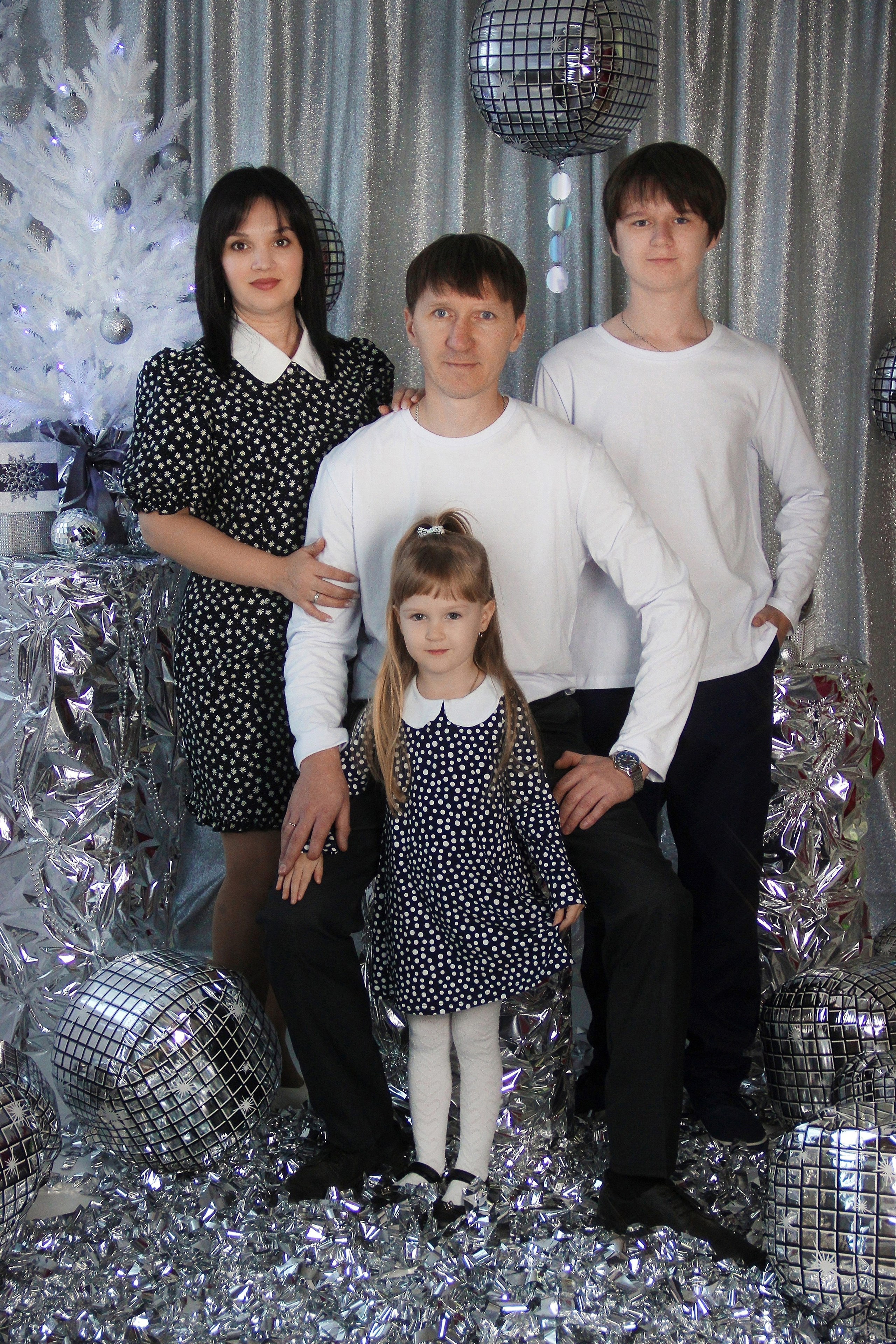 Семейные фотосессии студийные; новогодние, тематические, домашние и тд. Выпускные альбомы для школ и Детских садов в Барнауле /Выпускные/Свадебные/Детские/Семейные и др. виды съёмок /Фотограф Вера Валейко