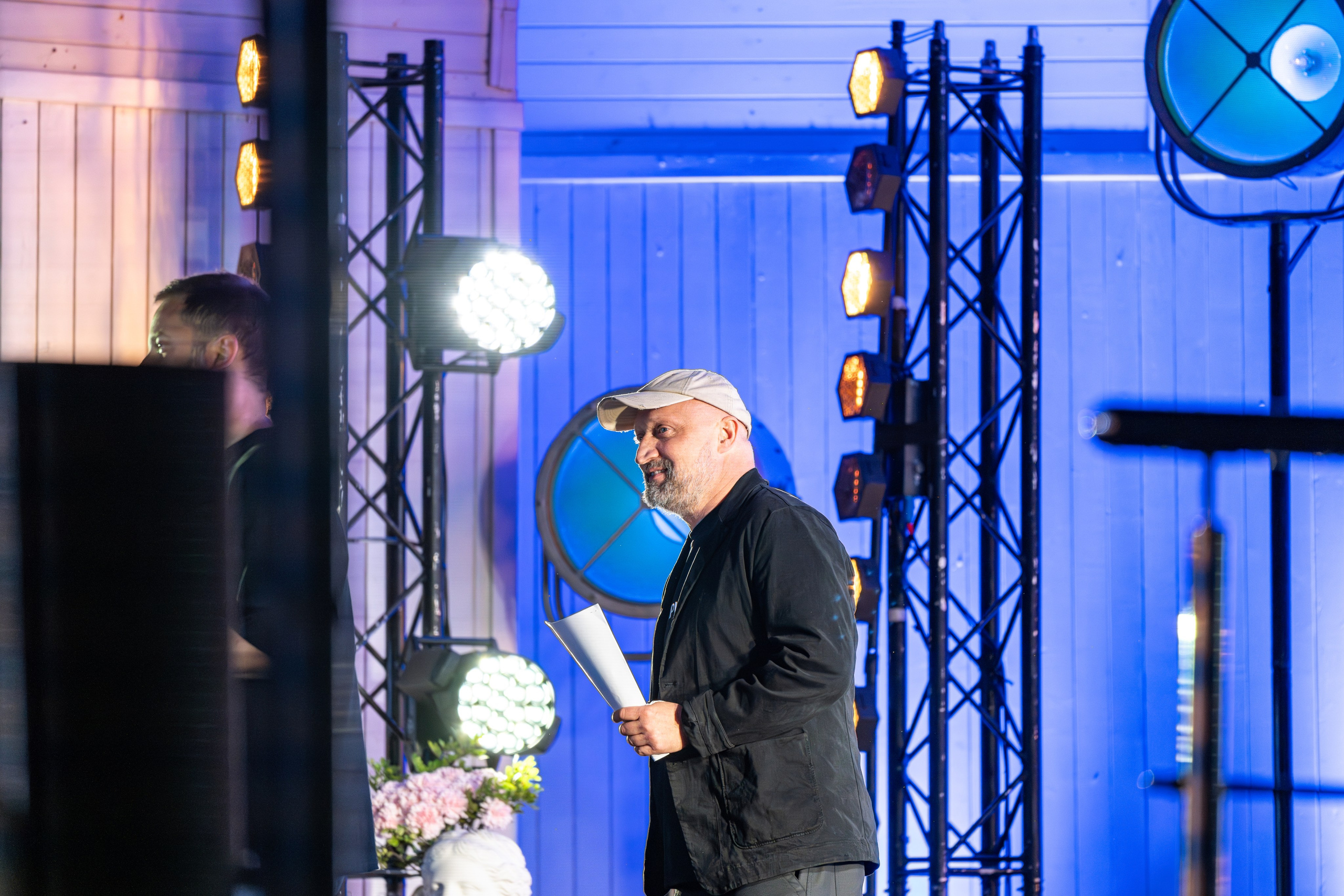 Гоша Куценко на сцене Беспринципных чтений в саду Эрмитаж