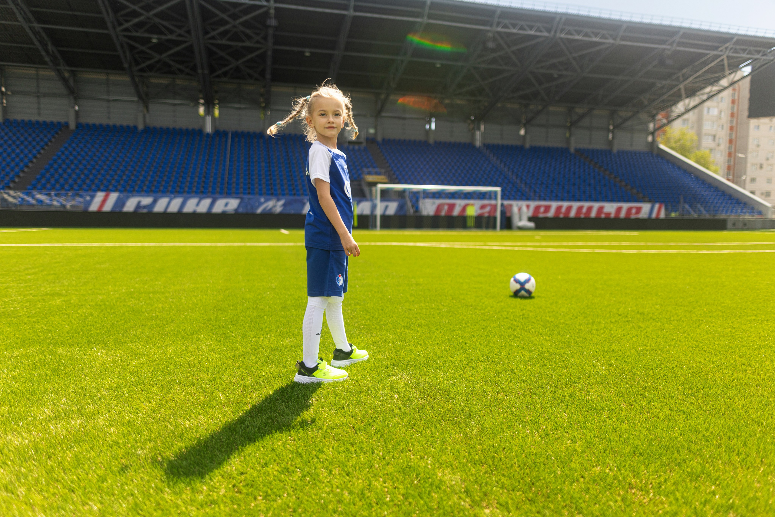 Детский портрет с Алисой на футбольном стадионе. Дмитрий Шульгин, портретный фотограф в Воронеже