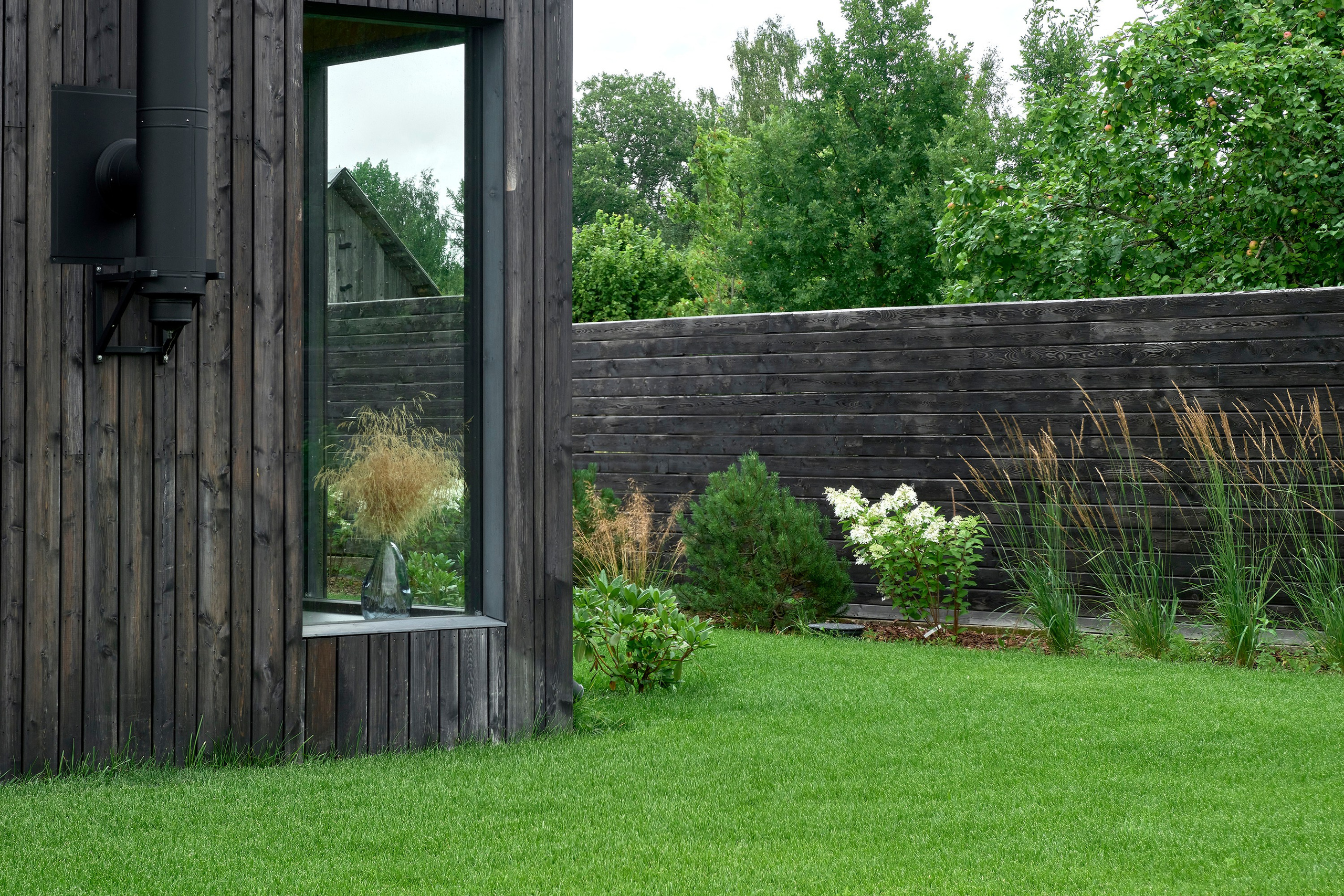 Ландшафтный и интерьерный фотограф Наталья Соловьева. Фотосъемка частного сада под Гатчиной для Таисьи Игошиной | interioto