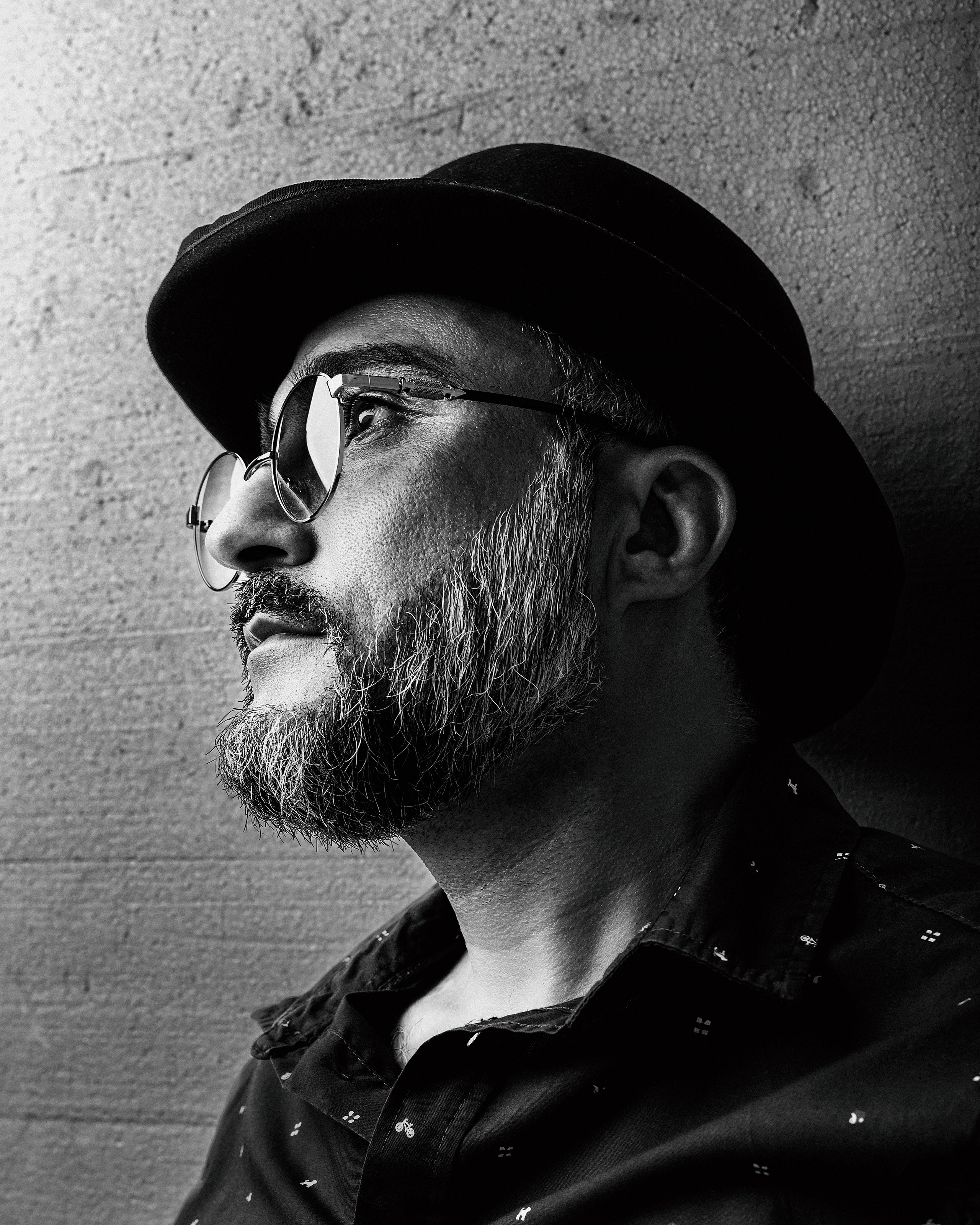 Мужской портрет в фотостудии в шляпе и в очках Казань съемка