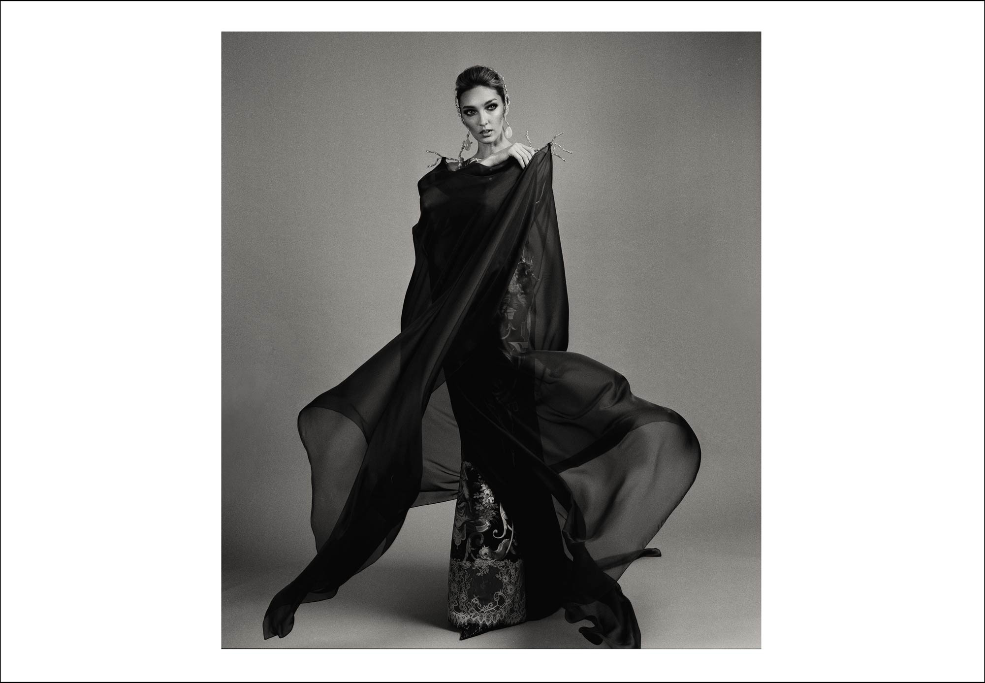 шелковое платье с жаккардовым рисунком, новая коллекция одежды модельера Сергея Васильева