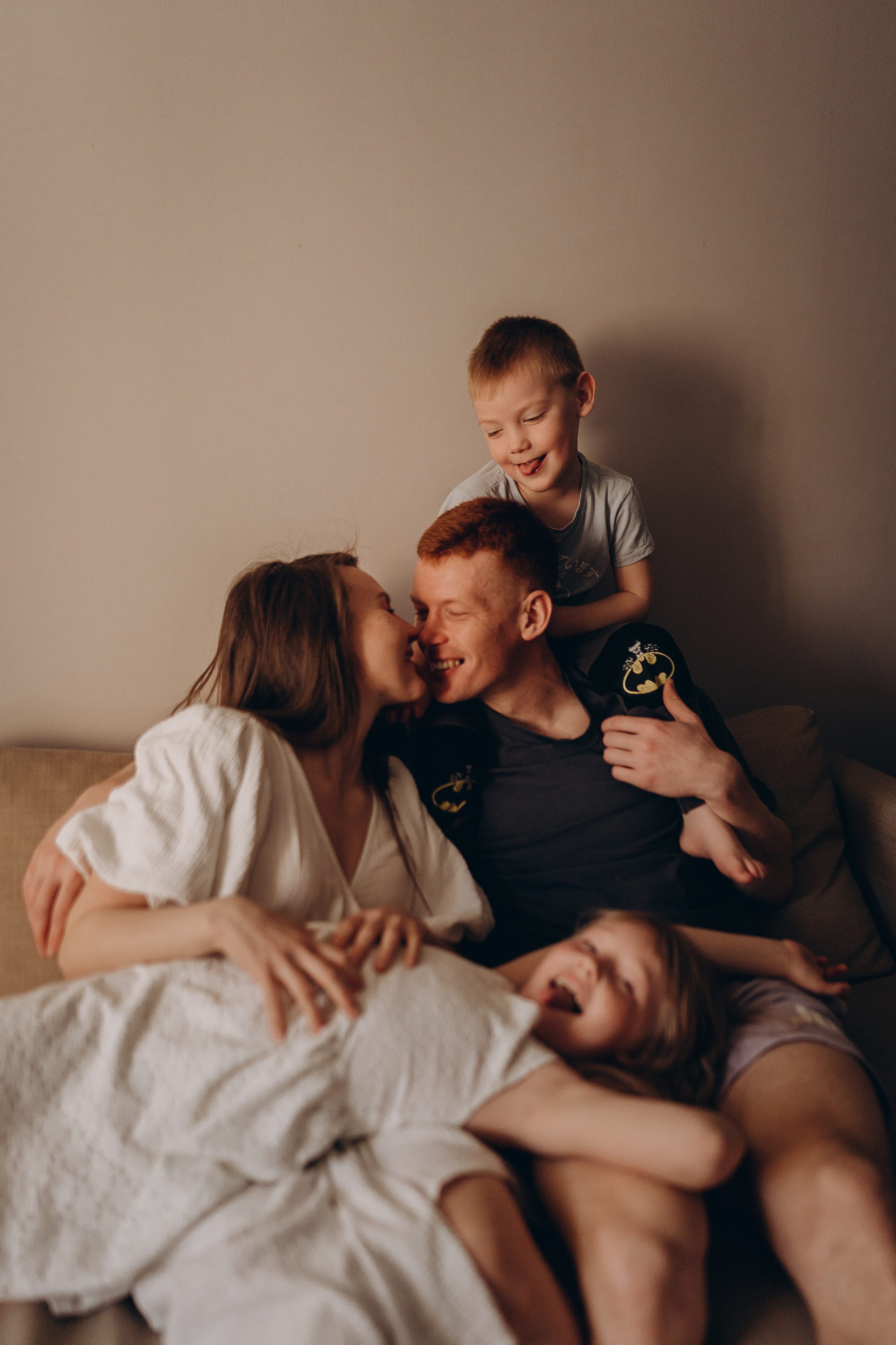 Домашняя: Дилара, Владимир, Дина и Родион. Семейный и домашний фотограф в Уфе Ирина Гарасюта