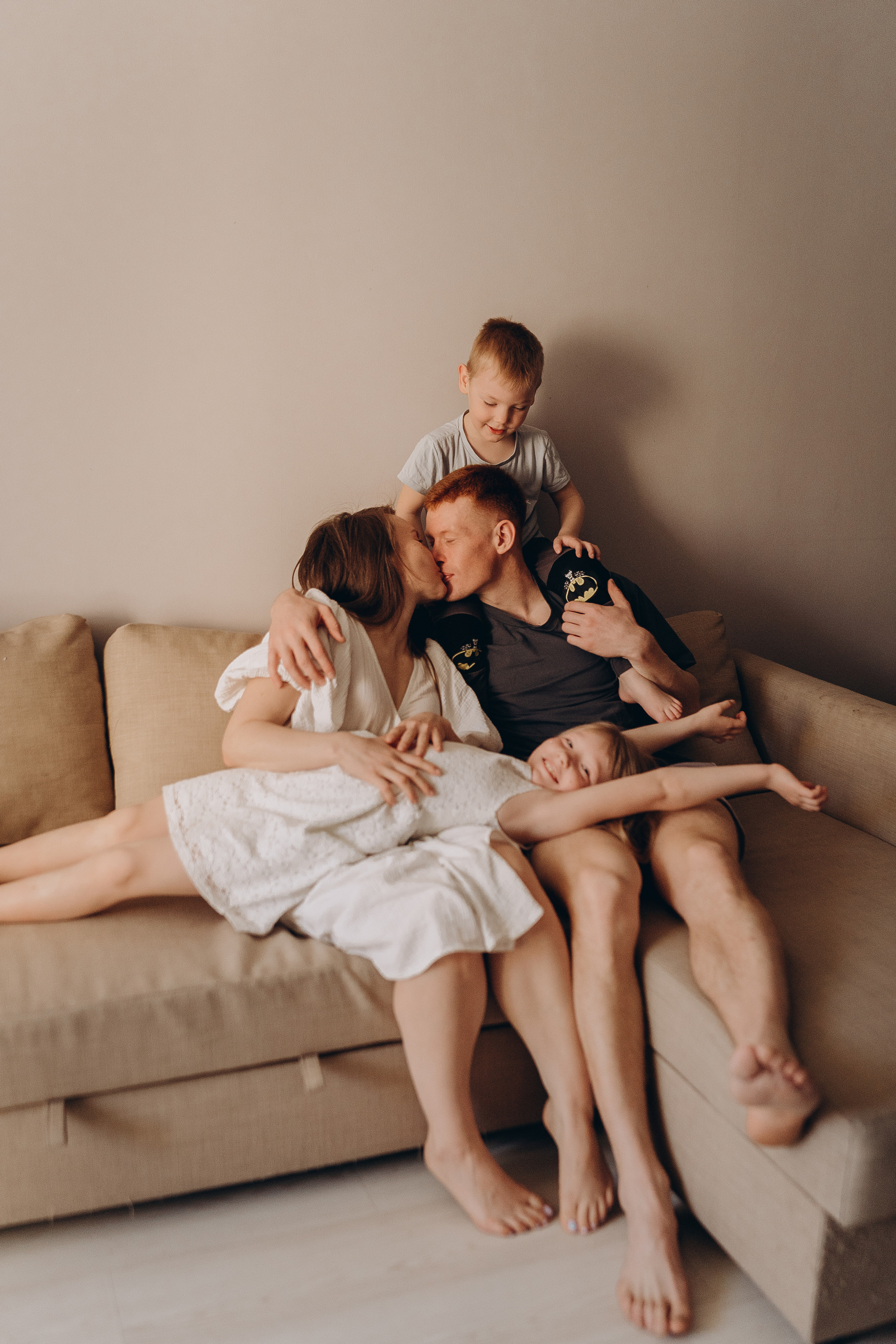 Домашняя: Дилара, Владимир, Дина и Родион. Семейный и домашний фотограф в Уфе Ирина Гарасюта