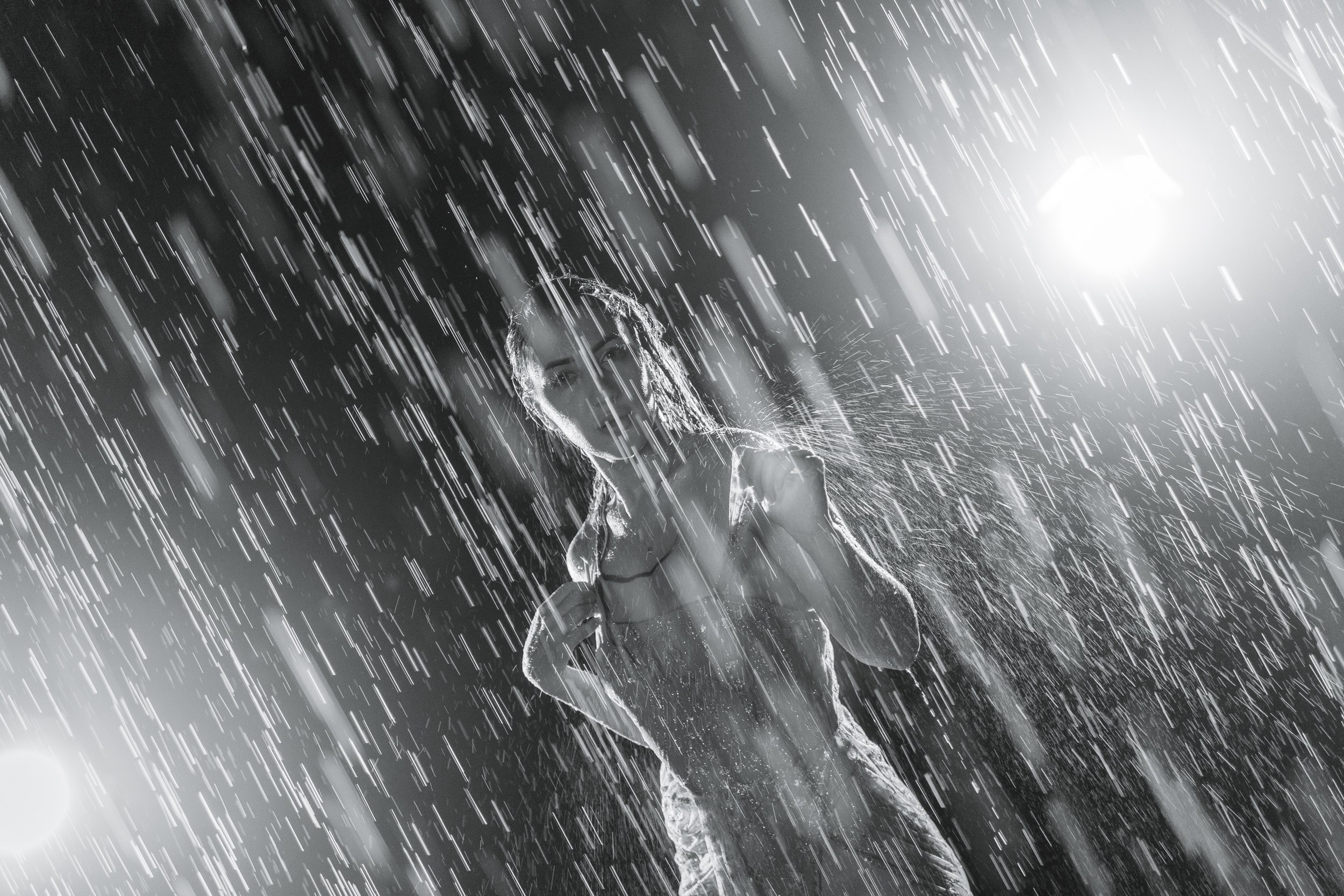 красивая мокрая девушка в воде аквазал moon мун аквастудия дождь капли дождя платье водная съемка фотосессия