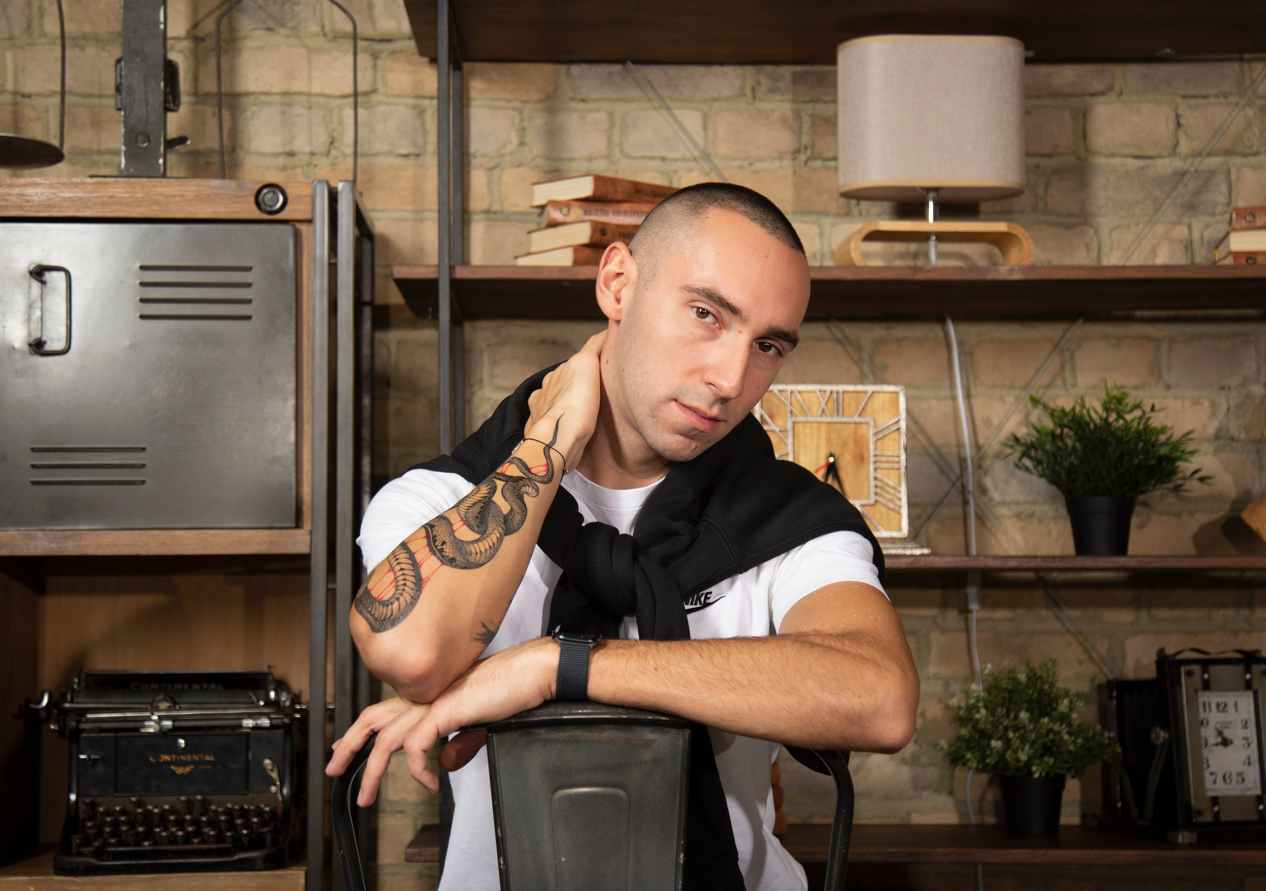 Мужская фотосессия в Москве в студии в зале Атлант. Фотосессия в студии в Москве от профессионального фотографа услуги по доступным ценам