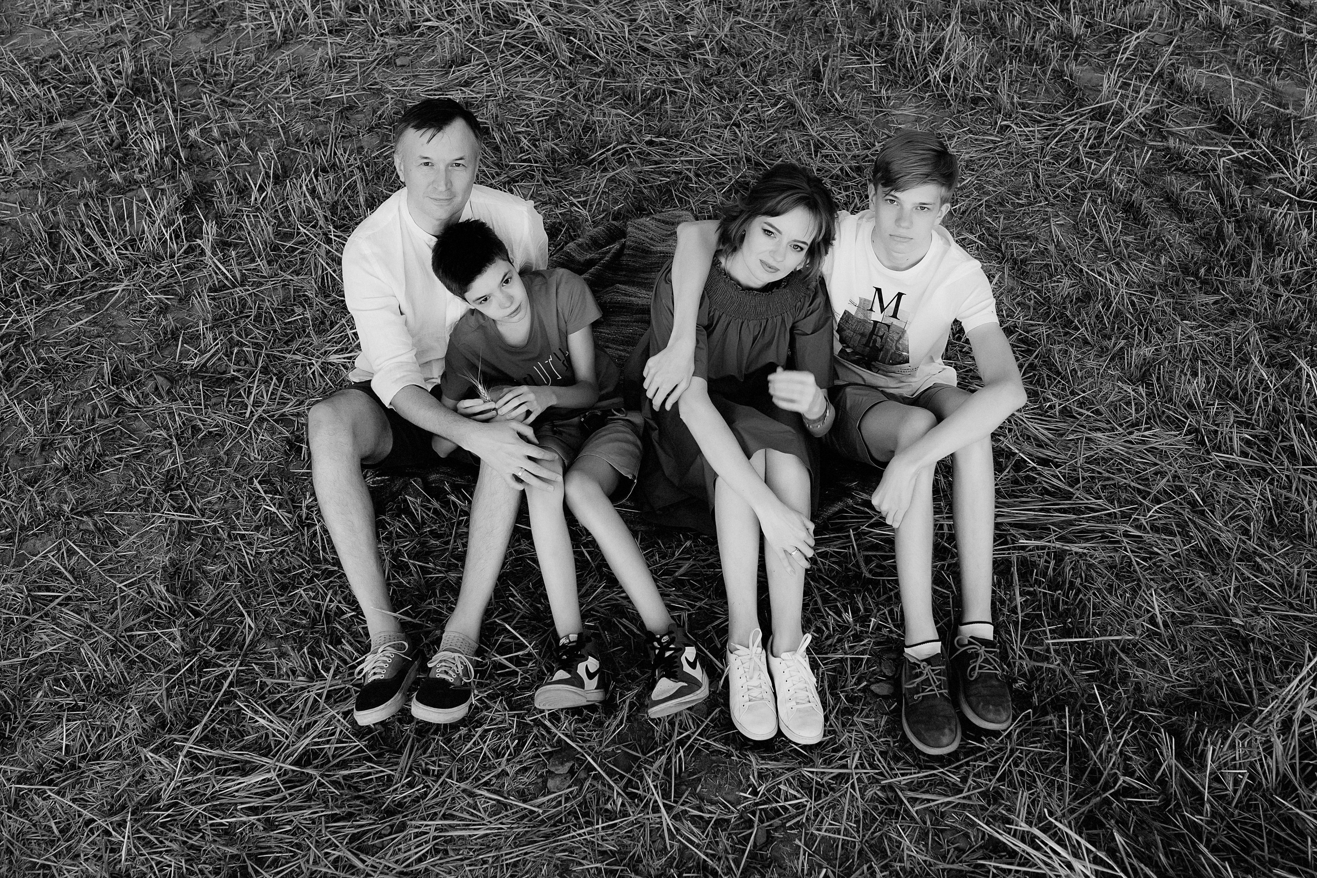 Аксана семейная в поле. Семейный фотограф, женский фототерапевт