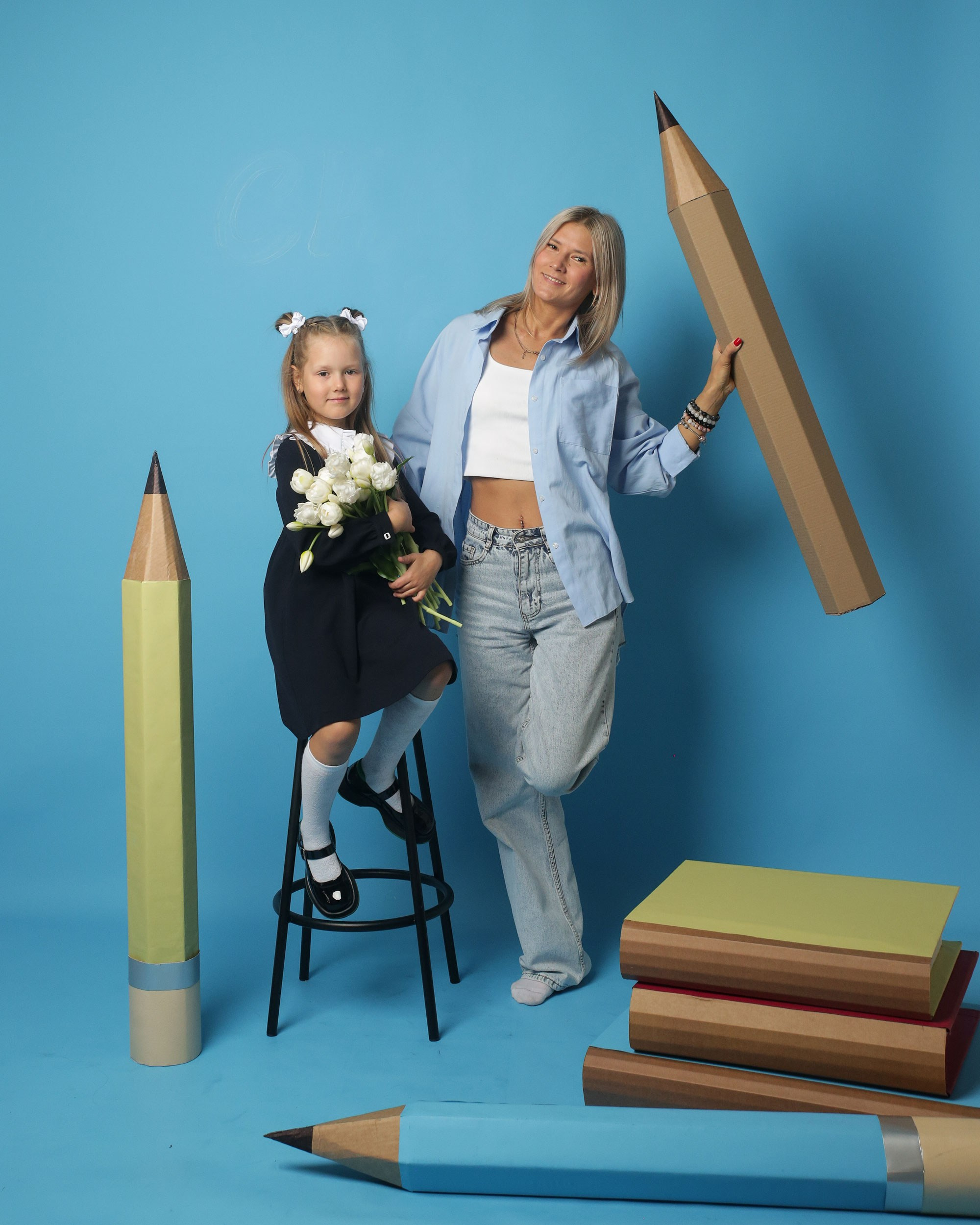 Веселая фотосессия для мамы и дочки в фотостудии, где фотографирует зеркало