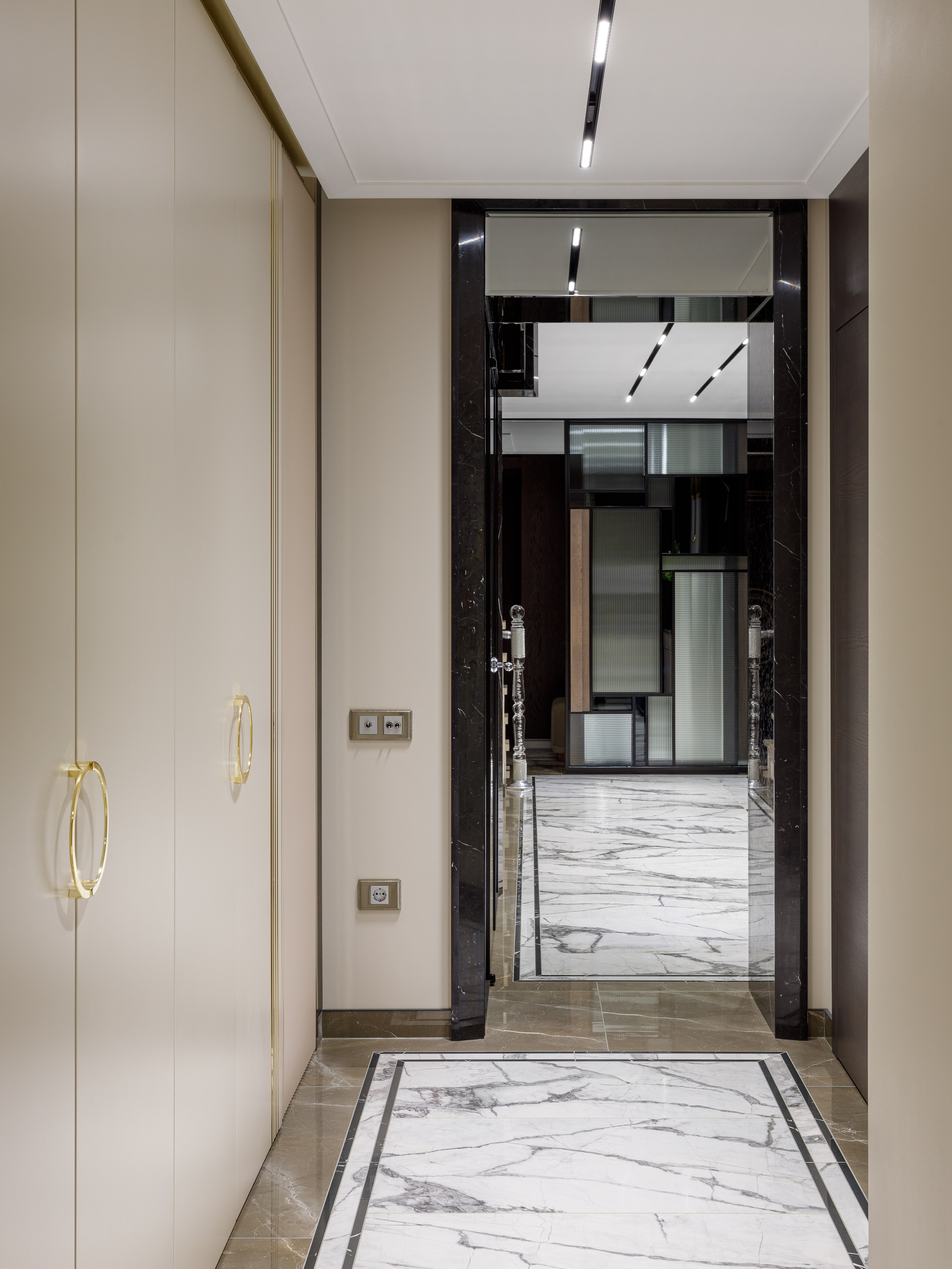 Bloom Buro: Интерьер таунхауса с холлом в стиле Four Seasons. Интерьерный фотограф Дима Птицын и стилист Дарья Копылова