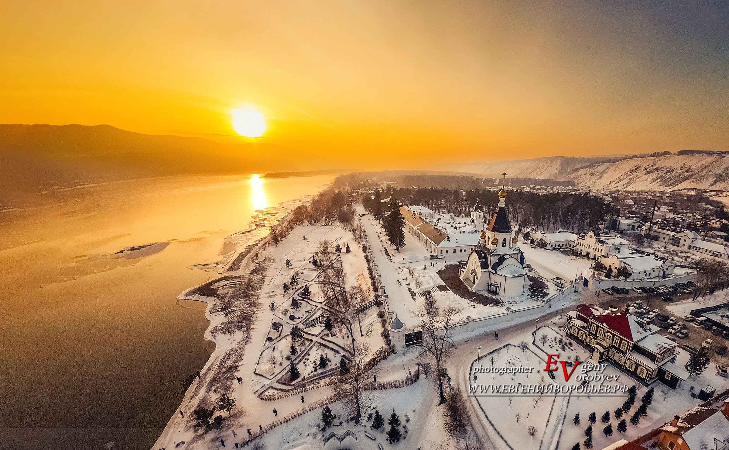 закат снег Сибирь профессиональный фотограф аэросъёмка с дрона FPV пилот квадрокоптер православная служба репортаж Свято Успенский мужской монастырь церковь храм Красноярск набережная берег Енисея посёлок Удачный что посмотреть где побывать достопримечательность индивидуальная экскурсия авторский фото тур гид по Красноярску трансфер на авто заказать стоимость цена описание услуг для туристов
