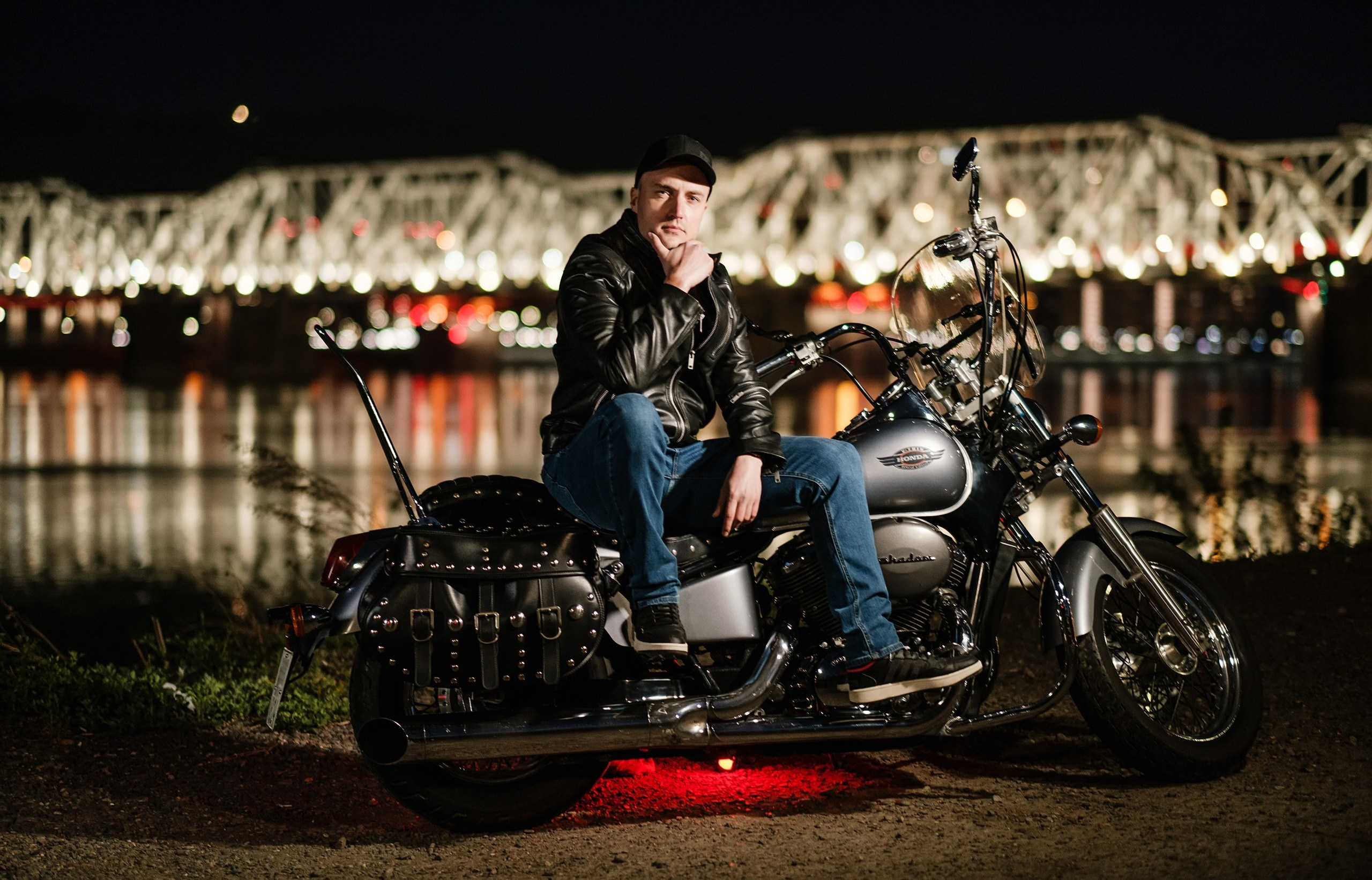 Байкер увлечение хобби байк мотоцикл Мужская фотосессия фотограф Красноярск улица имидж портрет брутальный стиль мужской ИИ идея место образ костюм пример фото заказать фотосъёмка цена стоимость позы для мужской фотосессии для социальной сети для знакомств