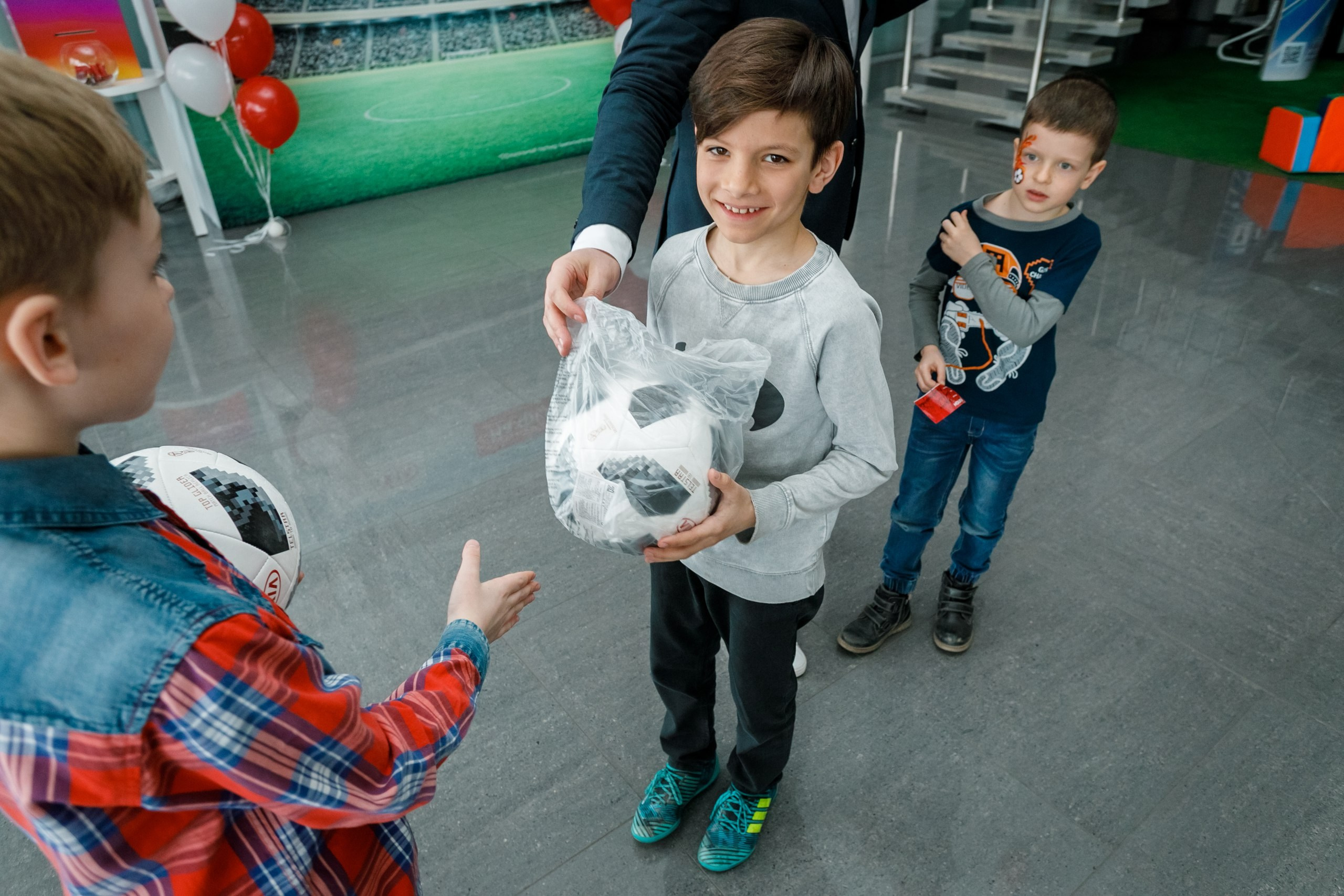 Розыгрыш билетов на ЧМ по футболу FIFA @ Киа Центр. Репортажный фотограф Максим Полянский. Москва, Санкт-Петербург, Красноярск