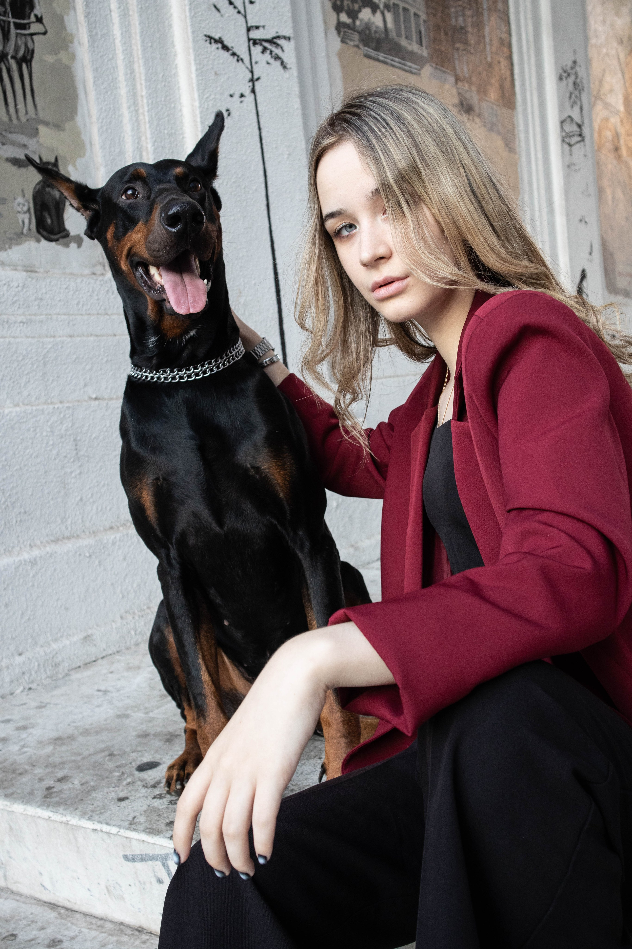 «Жизнь в ритме шага: пара с доберманом». Уличный фотограф Города N