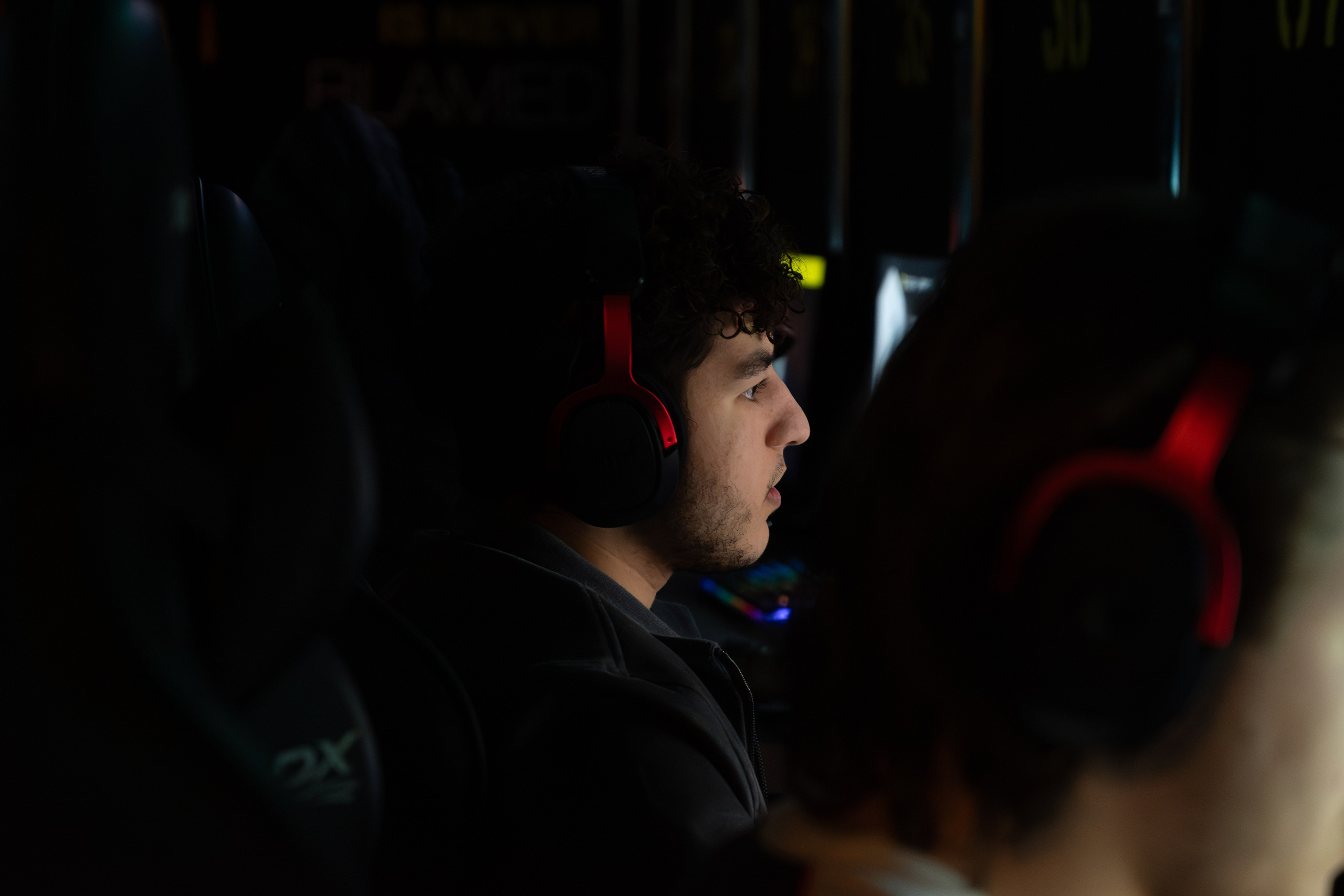 Репортаж в киберспортивном клубе Kolizeum. Фотограф мероприятий в Москве