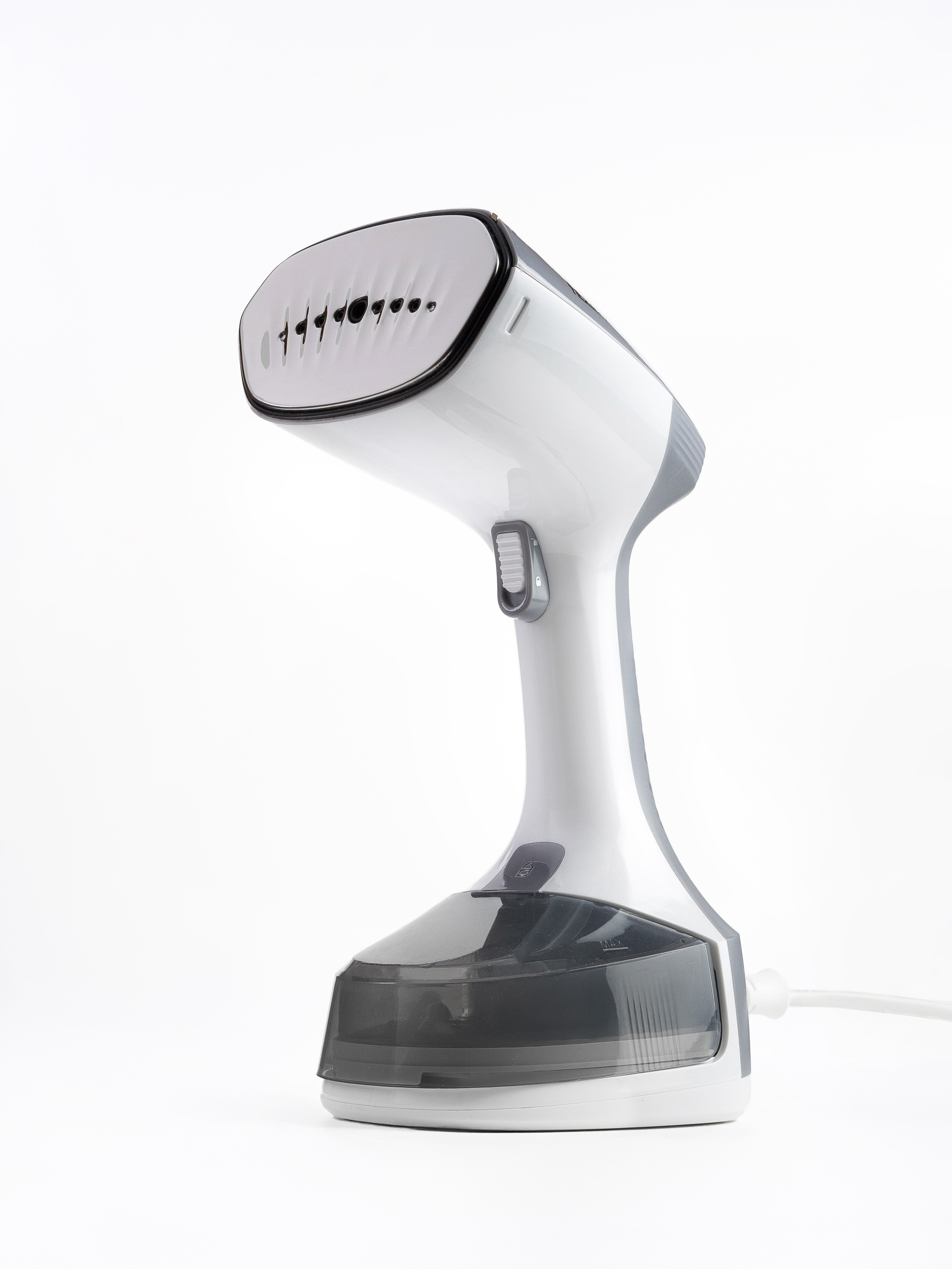 ручной отпариватель на белом фоне