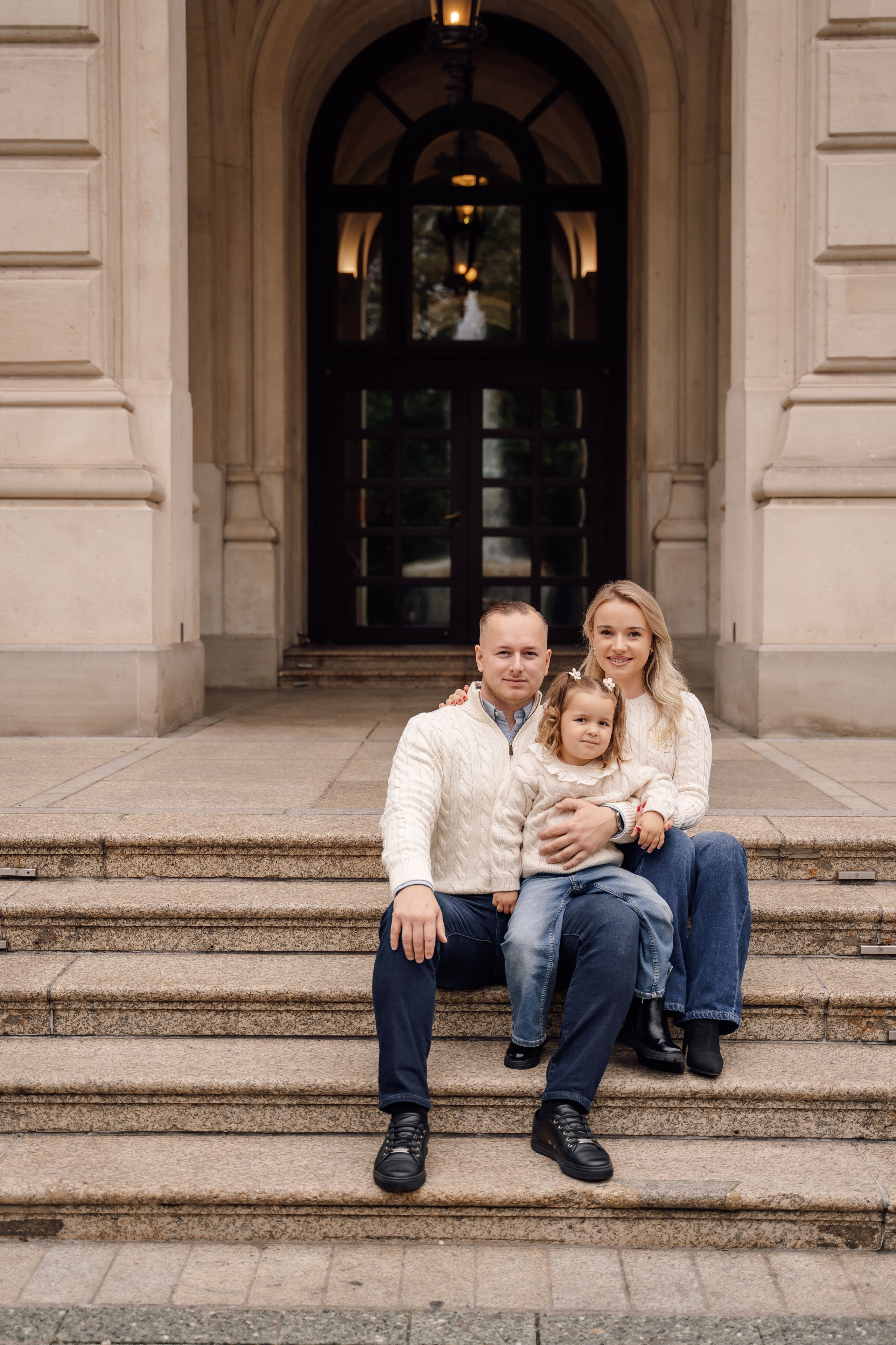 Family at Alte Oper. Анастасия Вайнер — свадебный и портретный фотограф в Германии и по всей Европе