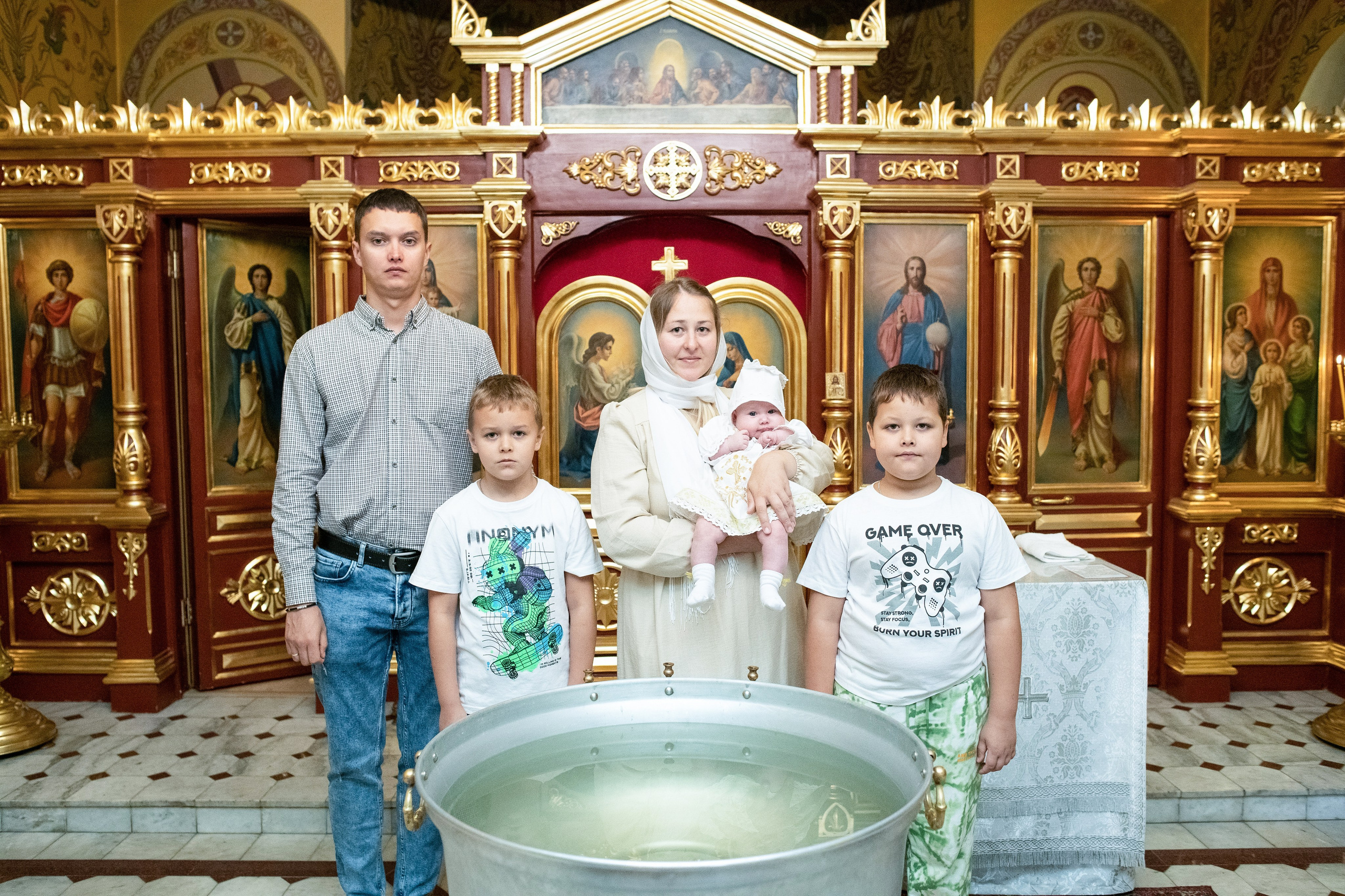 Крещение младенца Ксении. Храм Воздвижения Креста Господня в Алтуфьеве. Фотограф Крещения и Венчания в Москве и МО