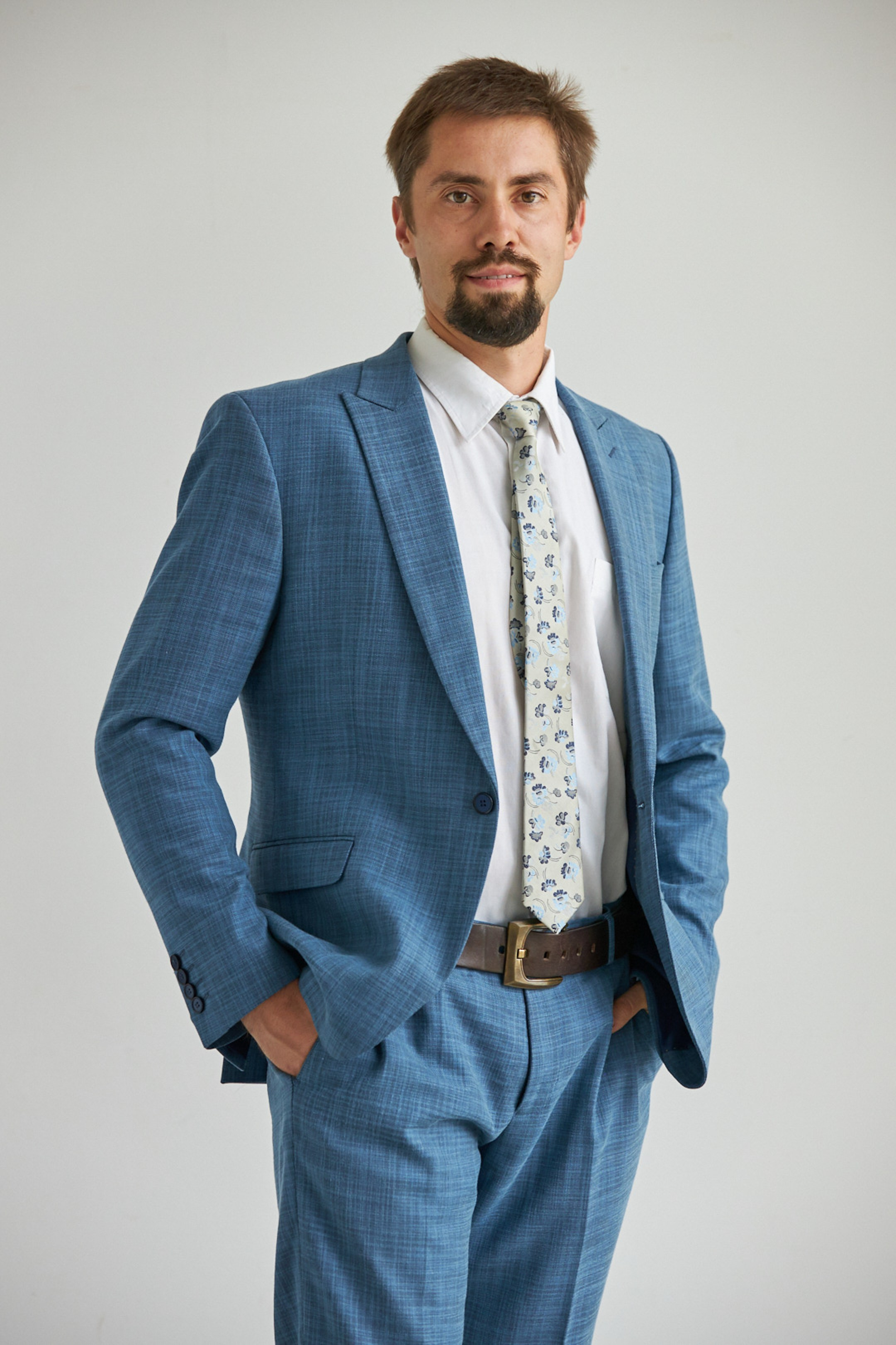 Business portrait of a man on a white studio background - photographer Andrey Dunin