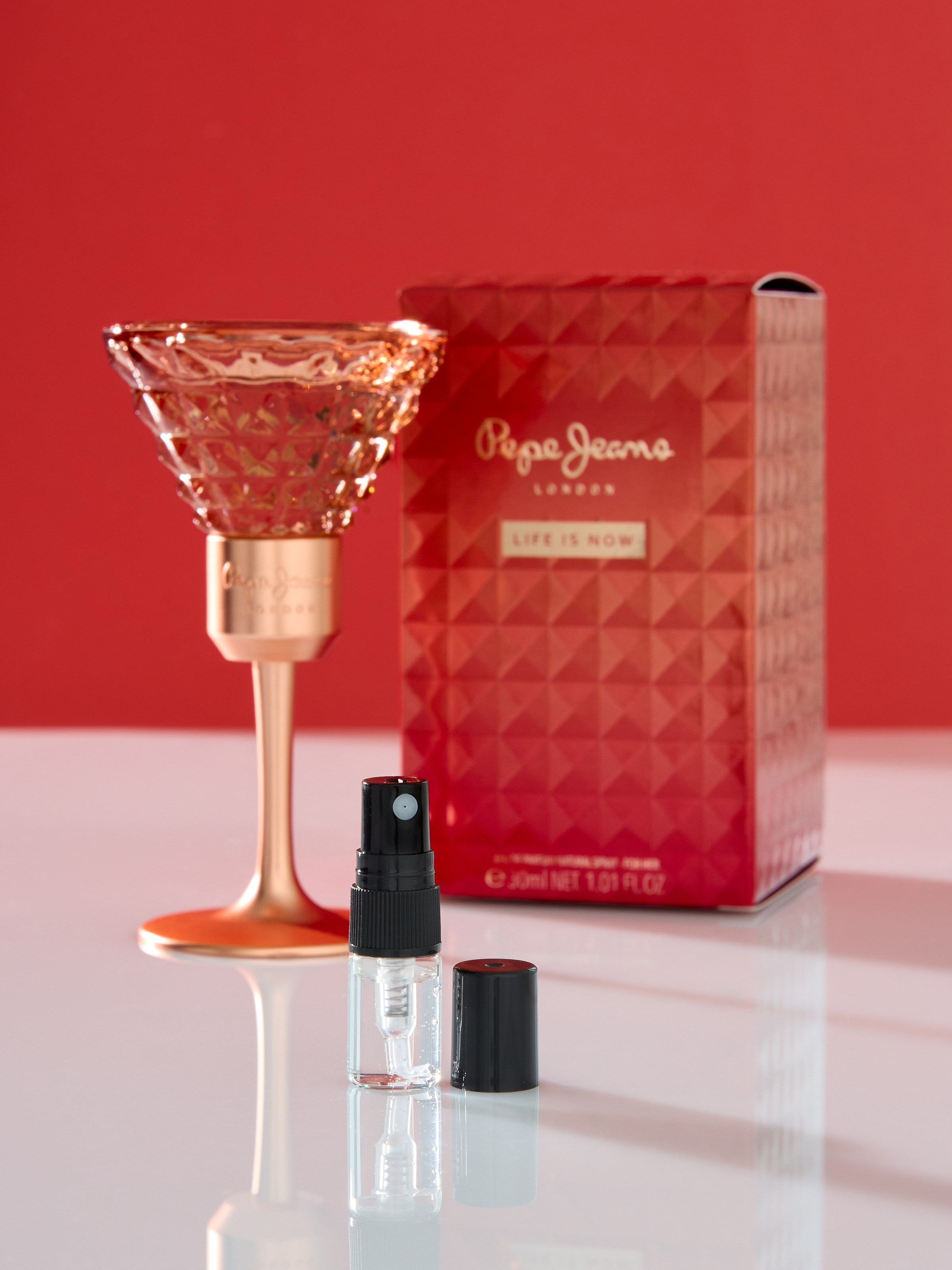 Аромат на розлив в универсальном дозаторе | Съемка на красном фоне для Ozon