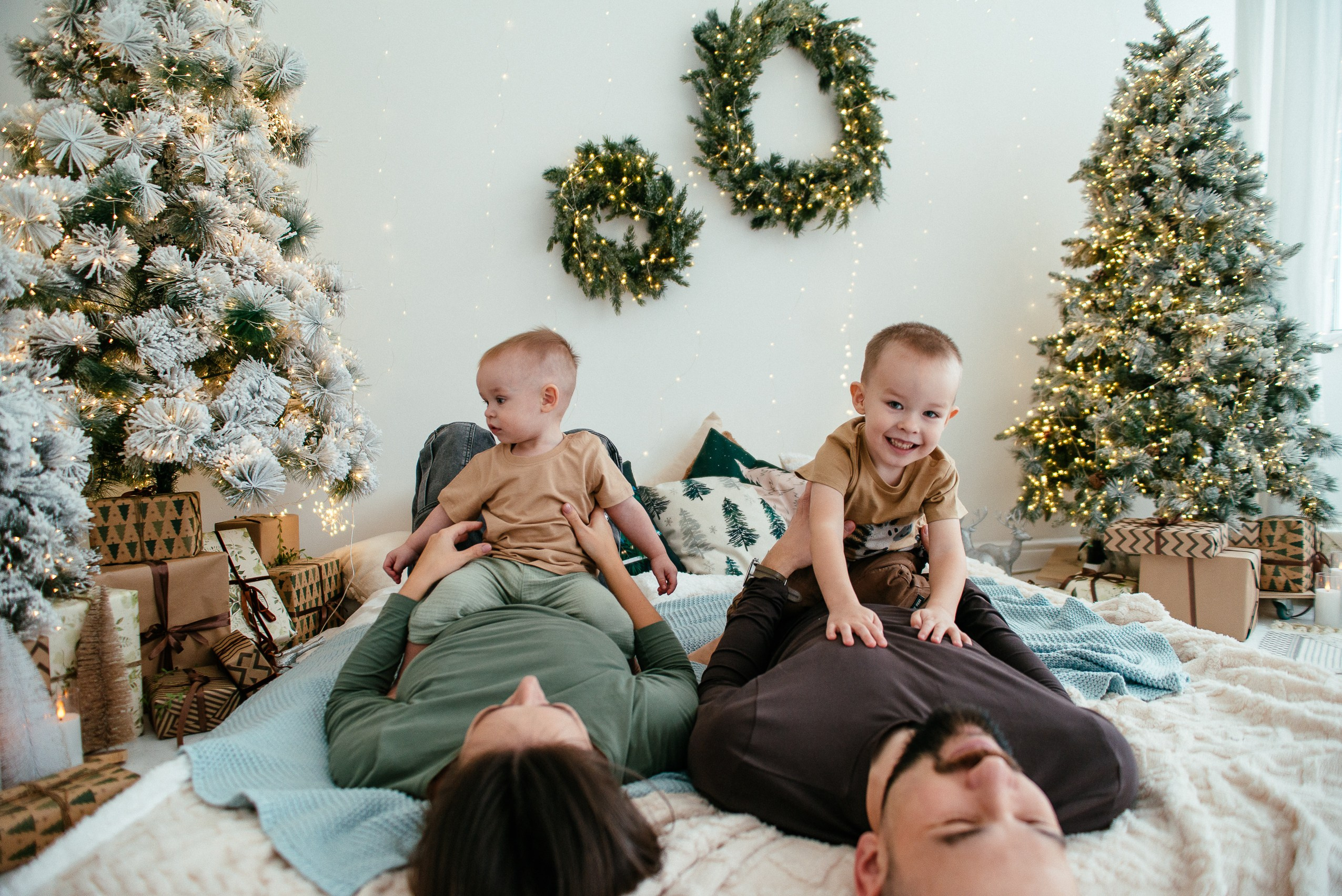 Семейная новогодняя фотосессия с детьми в студии Новосибирска. Фотограф Дарья Едапина Новосибирск