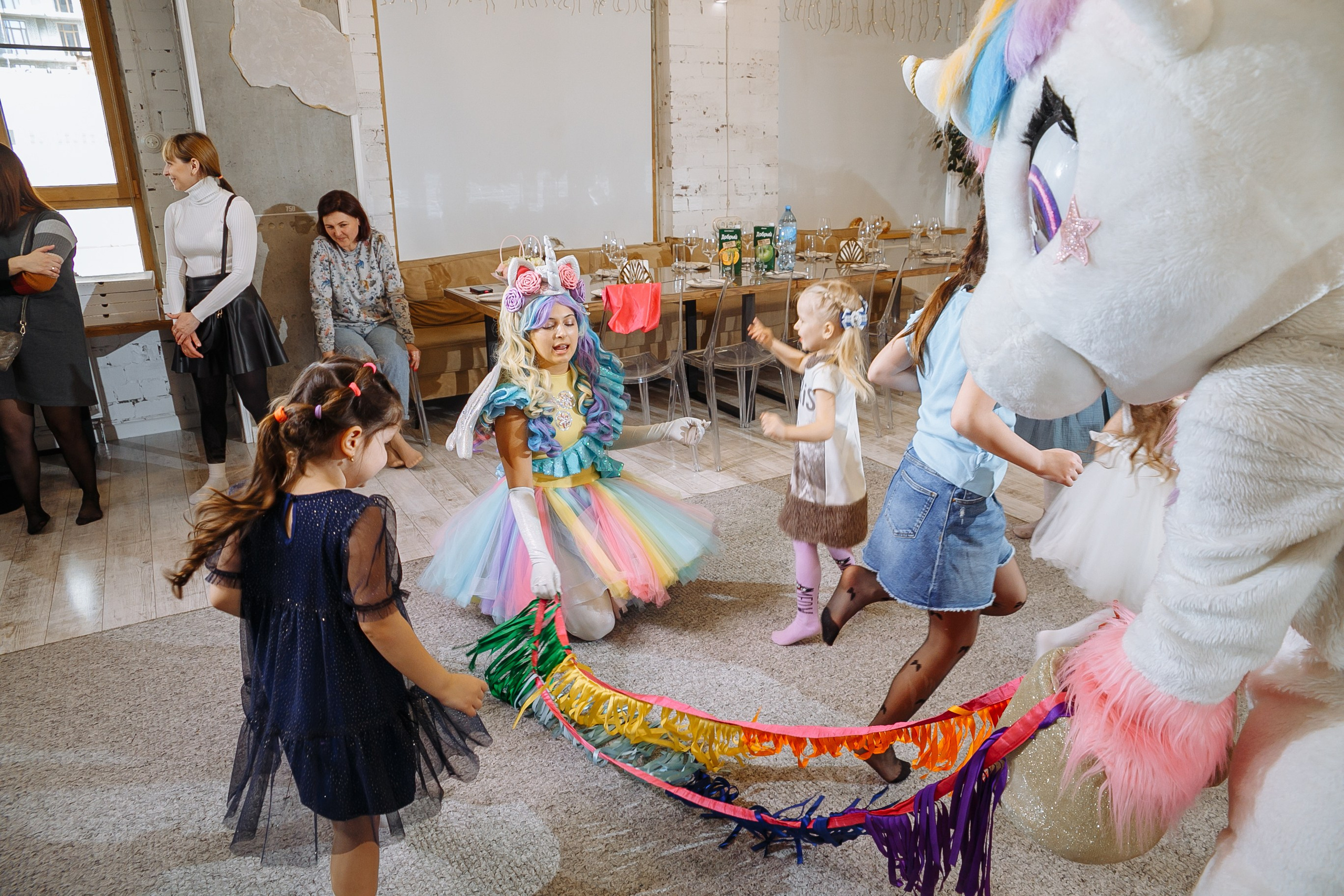 Насте 5 лет, дети играют в Ангел лофт. Событийный фотограф Максим Бескоровайновнов