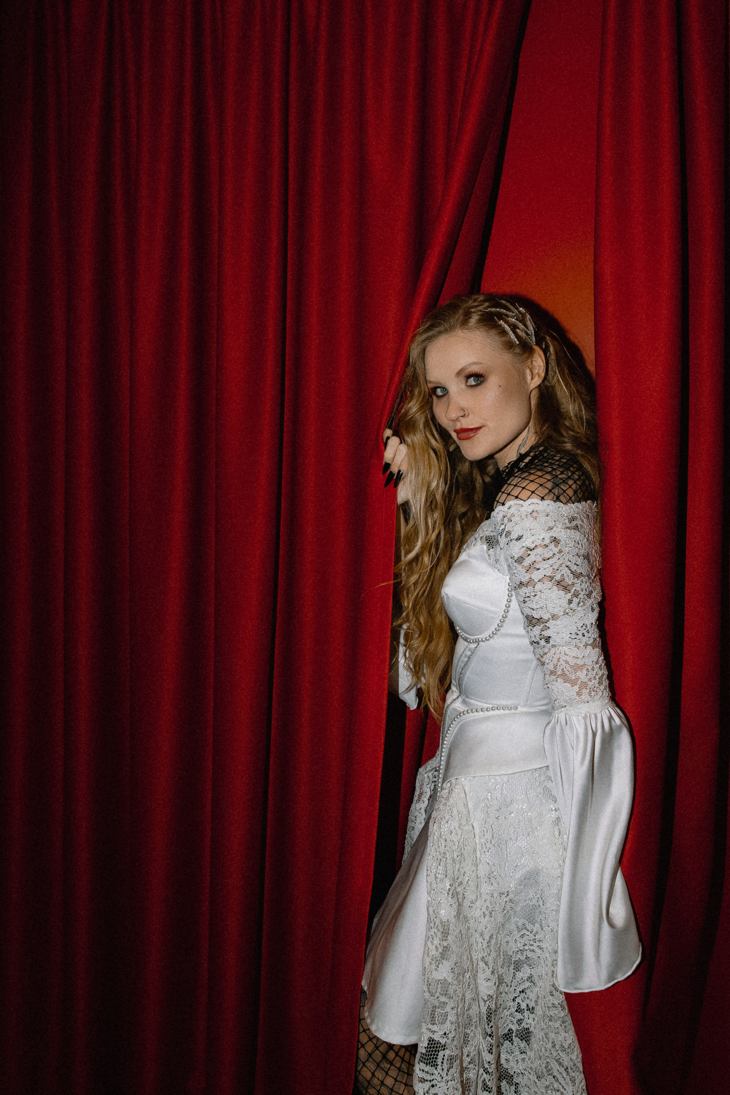 Алая готика. Николь — ваш любимый фотограф в Санкт-Петербурге