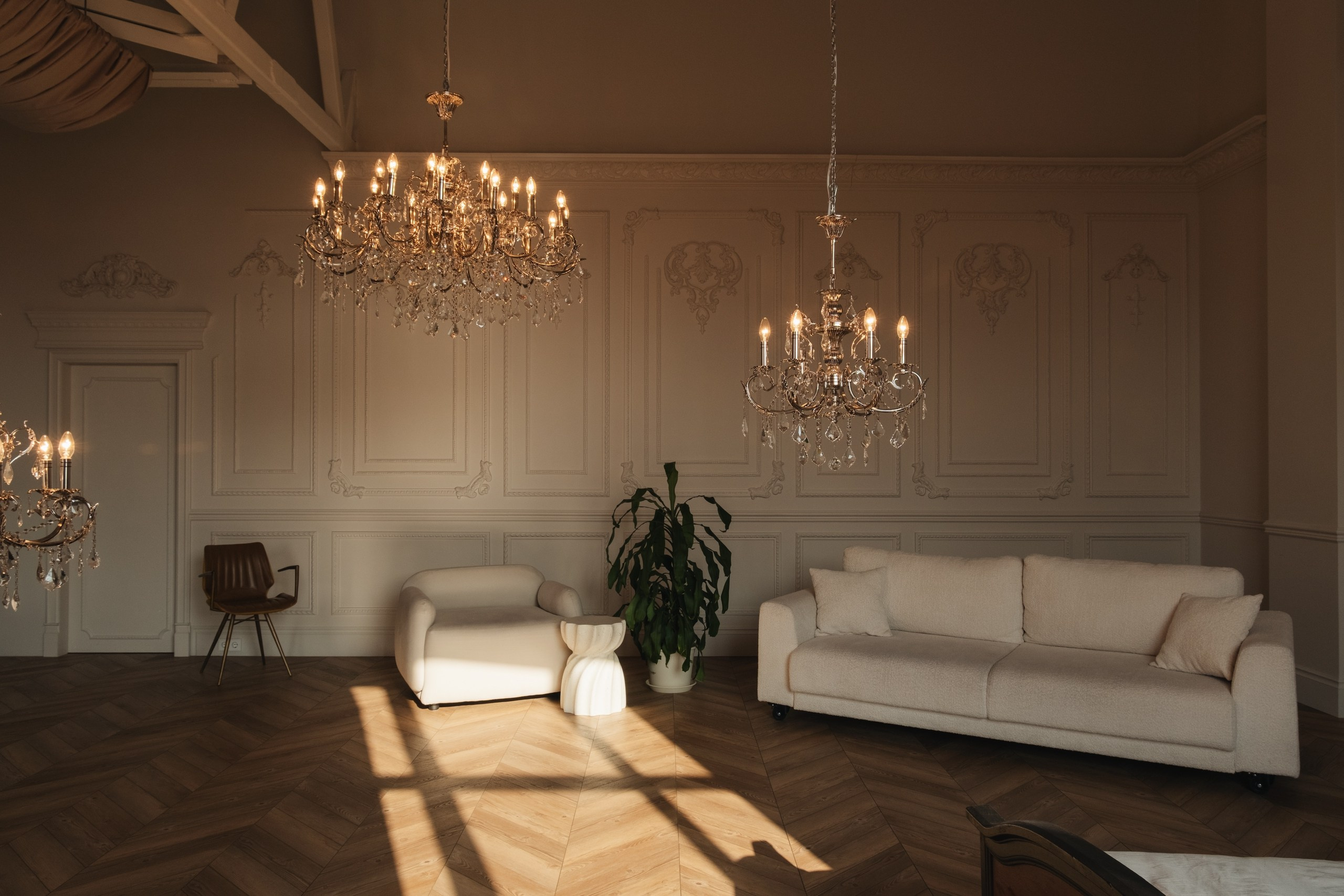 Интерьер зала фотостудии CIRCLE 2.0, выполненный в стиле минимализма с высокими потолками, большими окнами и профессиональным осветительным оборудованием. Пространство идеально подходит для фотосессий различного формата.