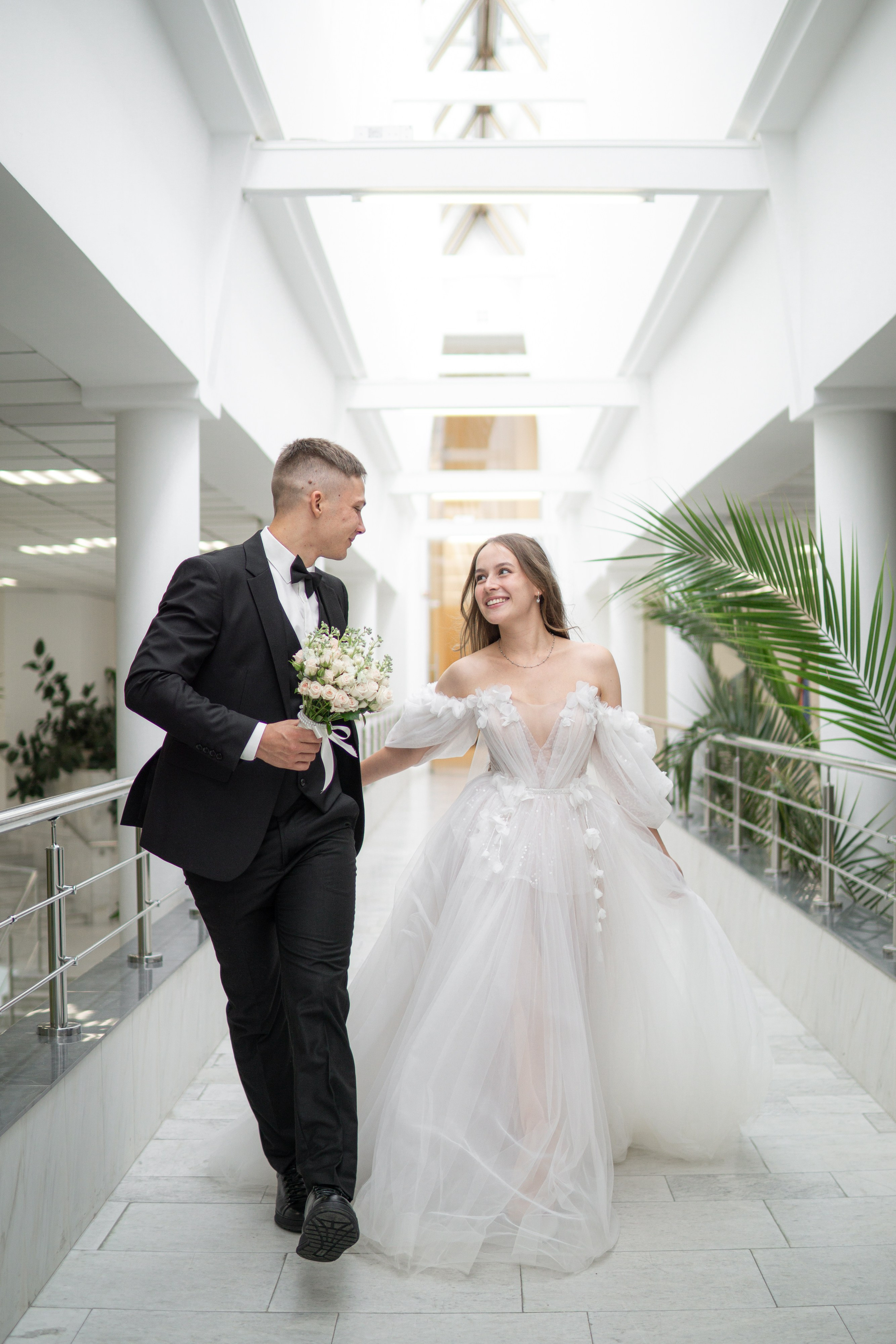 Свадебные фотосессии во дворцах и ЗАГСах Санкт- Петербурга. Свадебный фотограф Александр Невский в Санкт-Петербурге