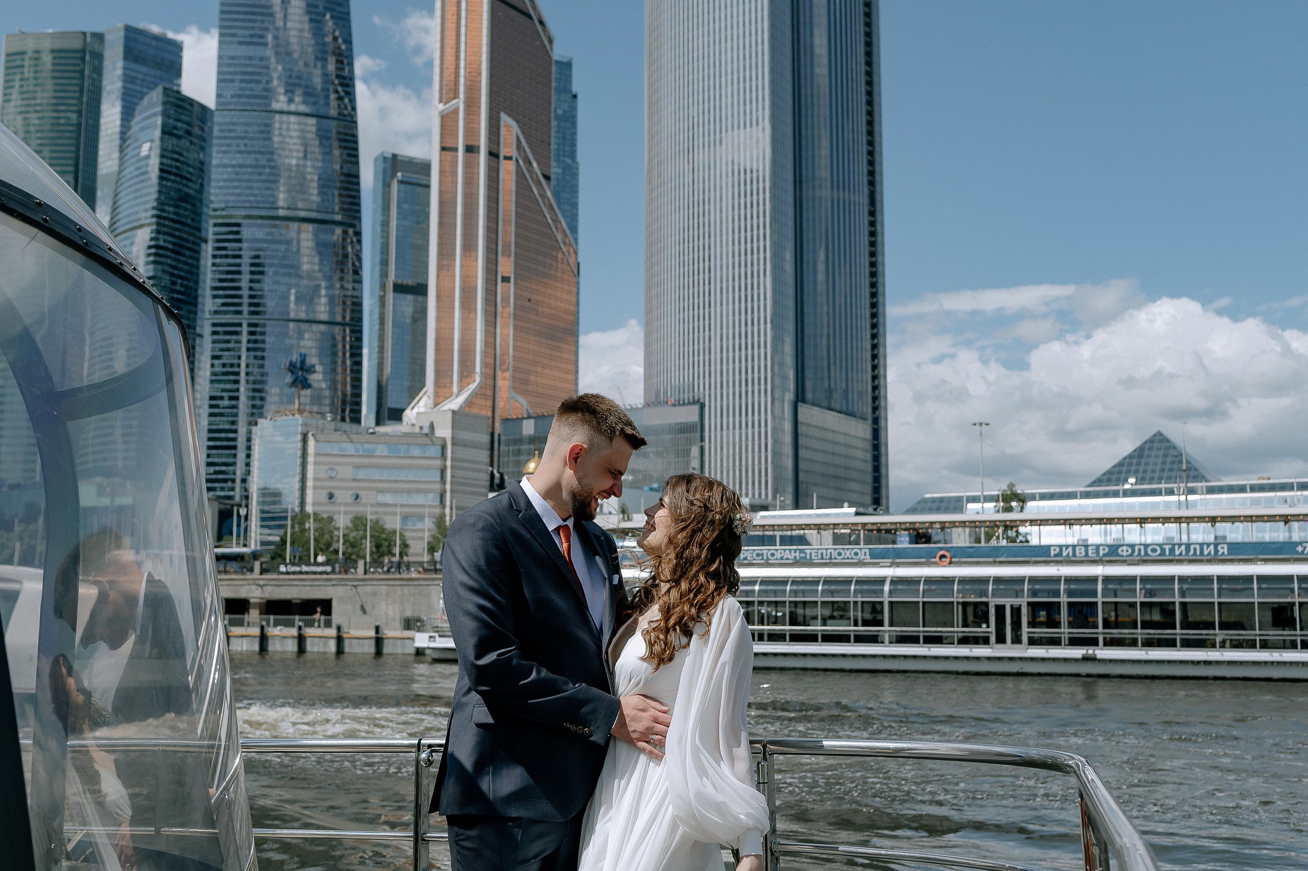 Регистрация брака и фотосессия на теплоходе флотилии Рэдиссон Ройал. Свадебный фотограф Москва — Сергей и Татьяна