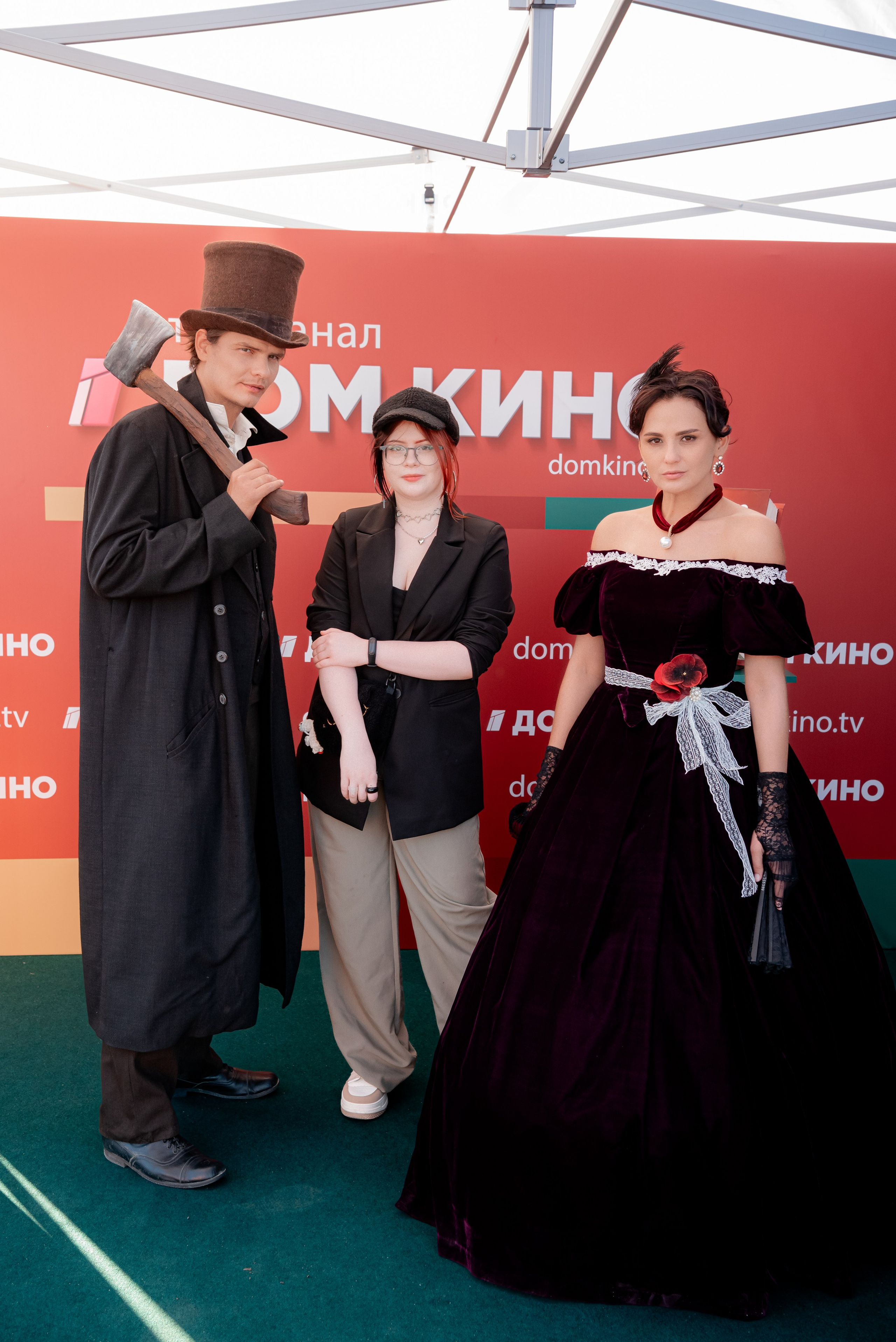 Портретные фото с артистами в палатке Триколор Дом Кинов на день города Волгоград. Фотограф в Волгограде и Волжском Александр Горбань