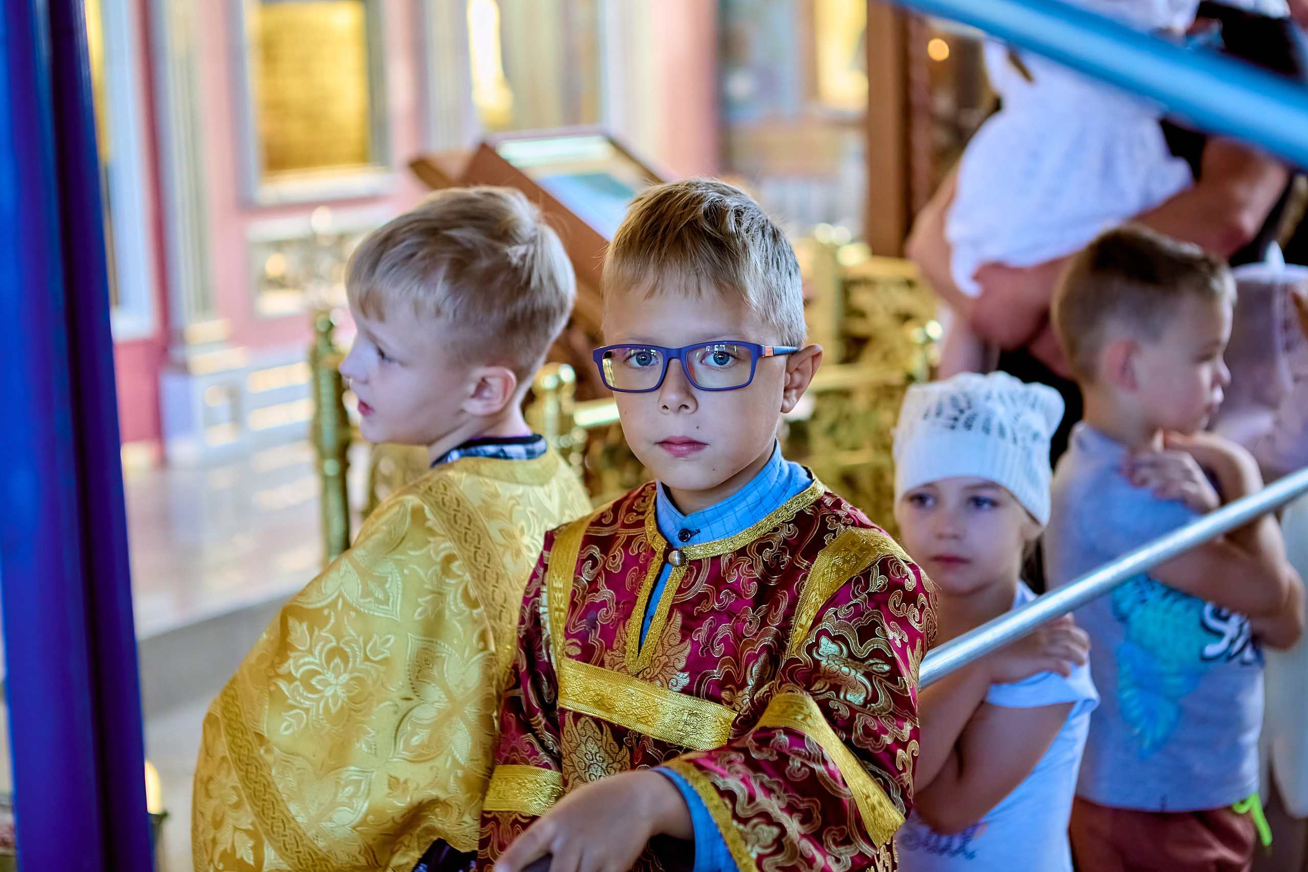 Маленькие детишки стоят и ждут причастие