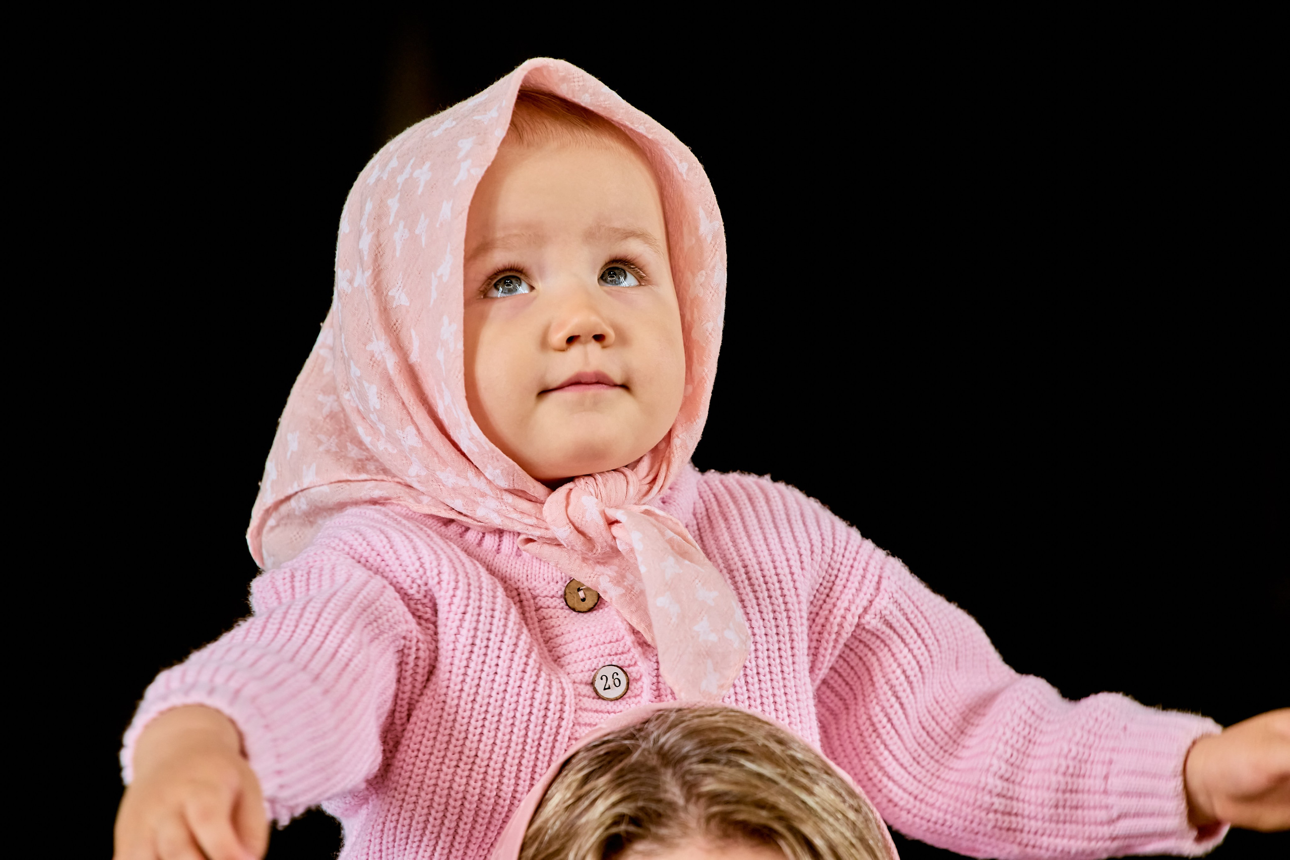 Свет и радость в детских глазах во время Божественной литургии в День защиты детей, фото православного фотографа Николая Голованова, г. Дзержинск.