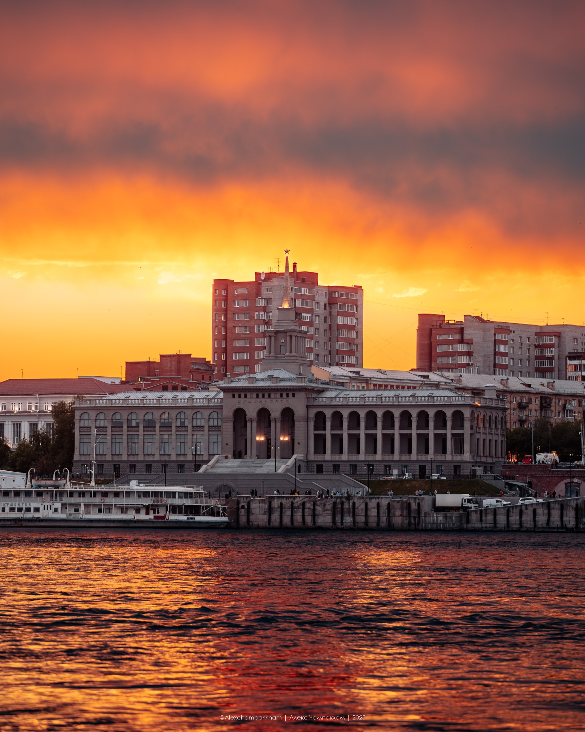 Городской пейзаж | Стрит. Репортажный фотограф Красноярск Алекс Чампакхам