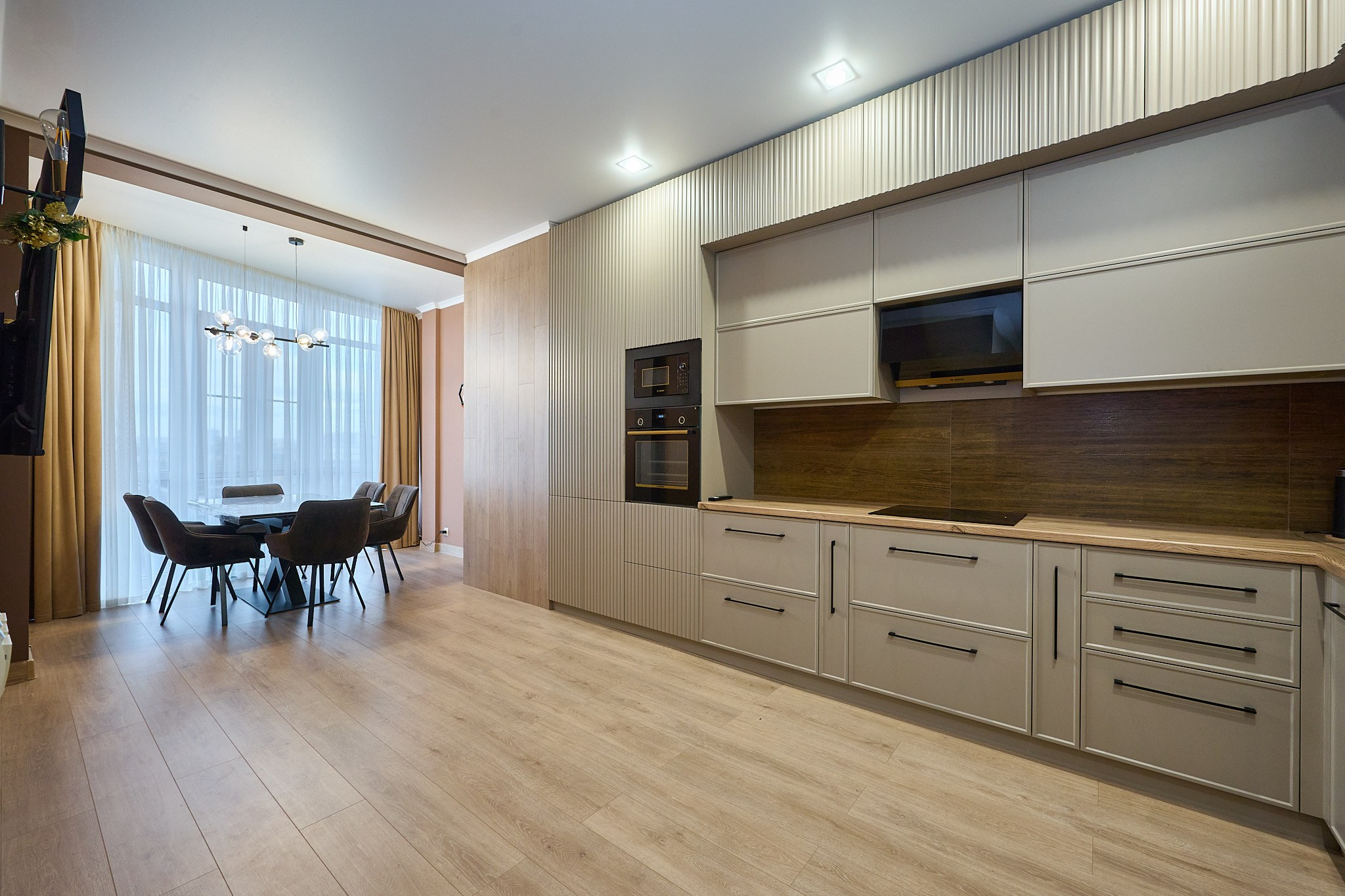 кухня светлый ламинат белые шкафы серые стулья кухонный стол современный стиль 