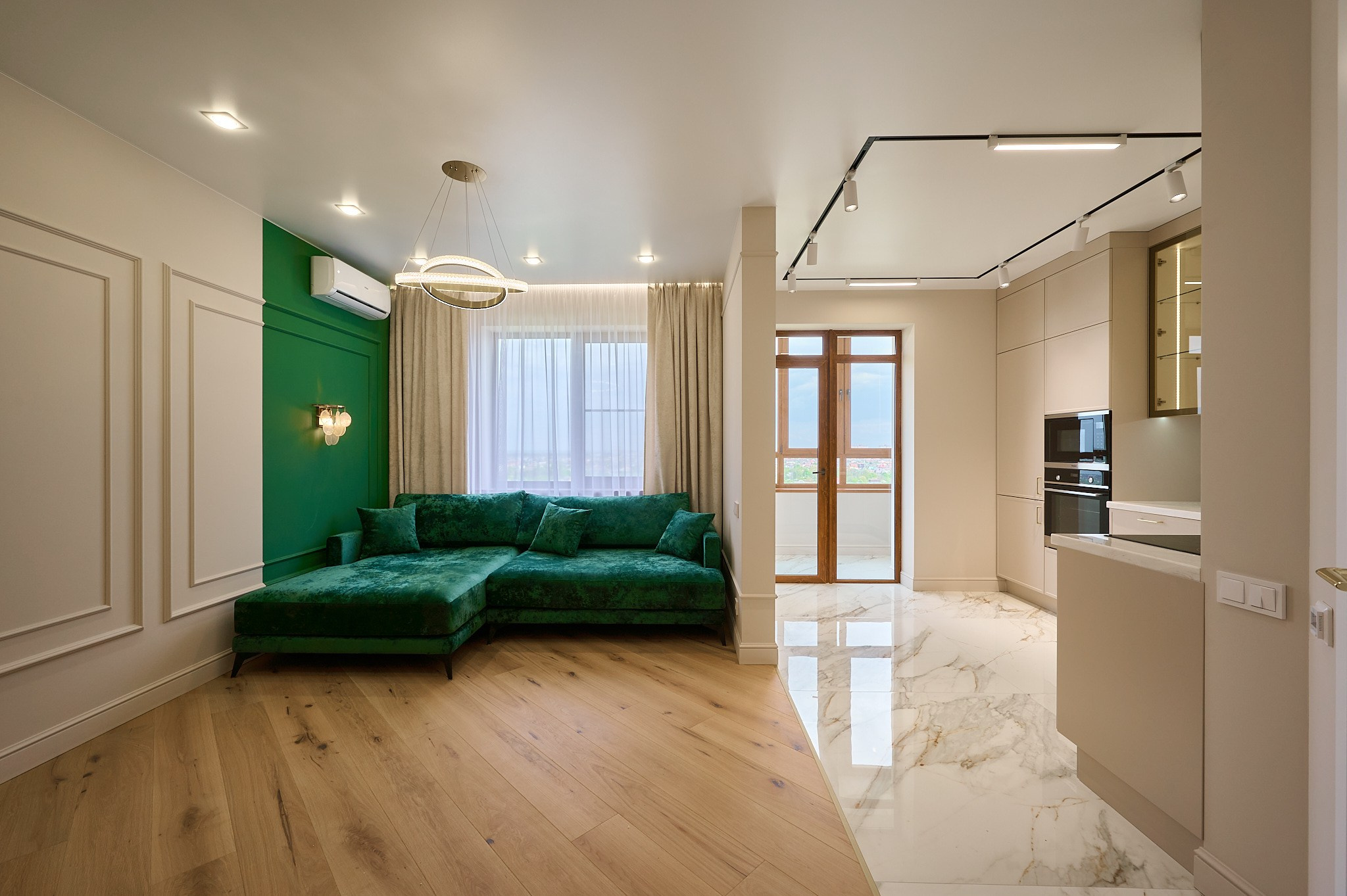 комната зеленый диван светлые шторы телевизор 