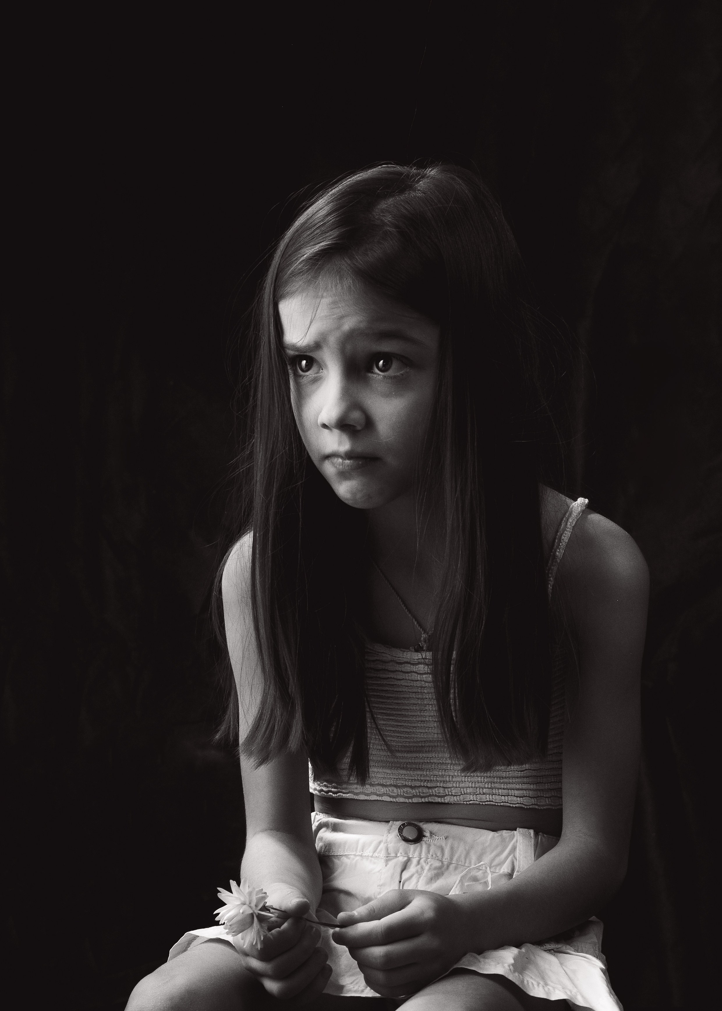 Эмоциональный черно белый портрет, девочка в студии