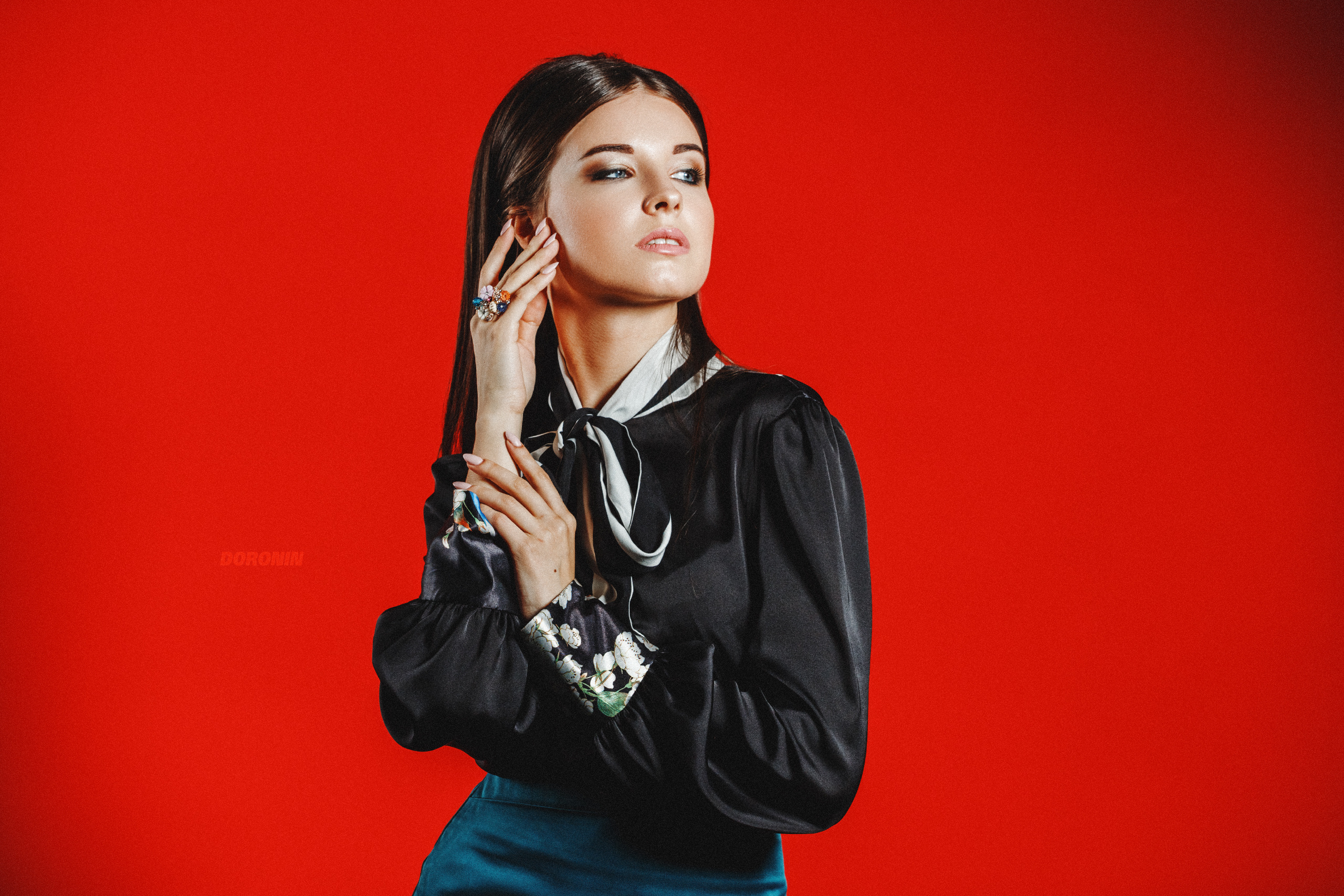 деловой стиль, бизнес девушка, бизнес, девушка на красном фоне, позирование, фотосессия, студийная фотосессия, бизнес вуман