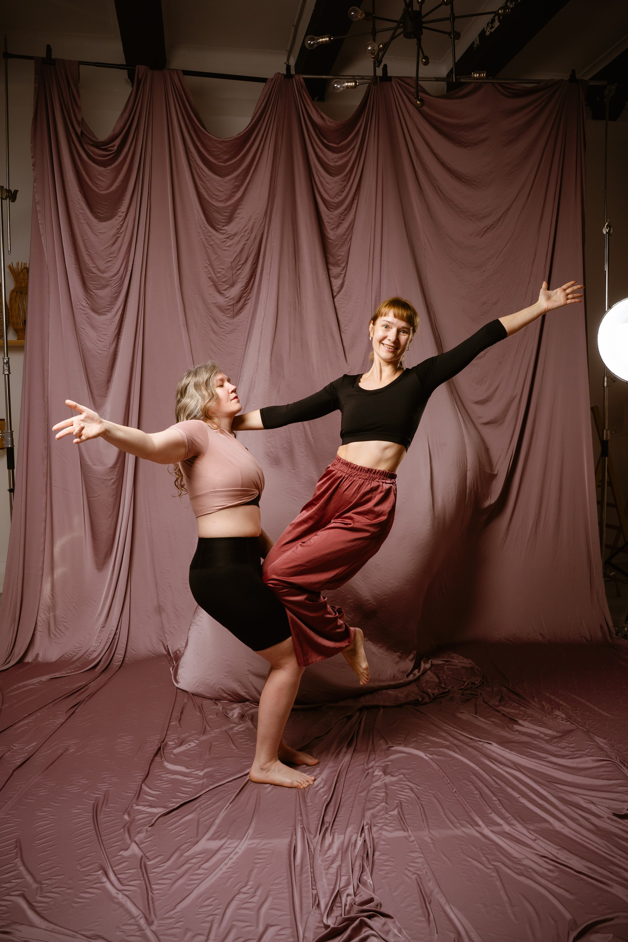 Фотосессия Акройогов с развевающейся тканью. Фотограф в Томске Григорий Шаповалов