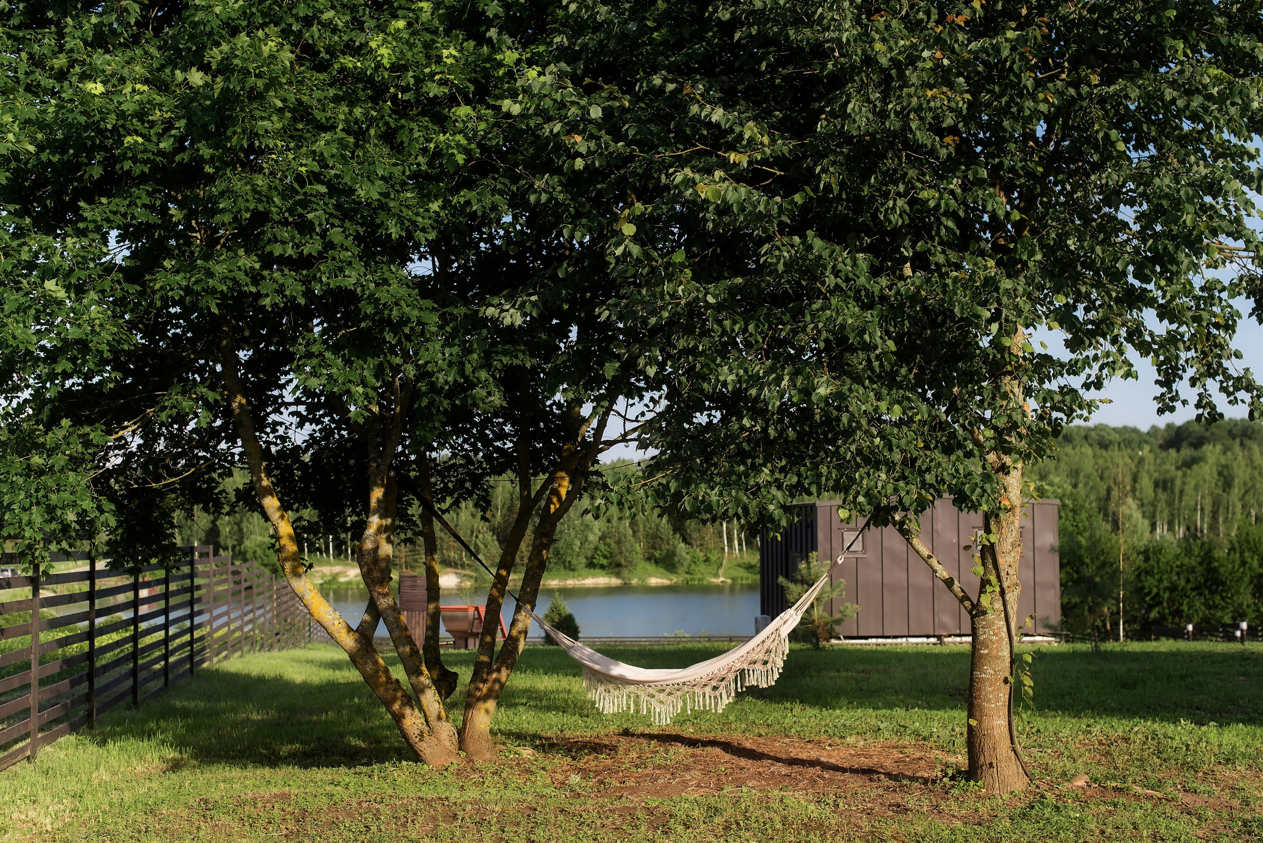 Наша территория. Глэмпинг. Аренда дома для отдыха в Брянске. Банный чан, зона BBQ. Дом на озере в Брянске. Отдых Брянск