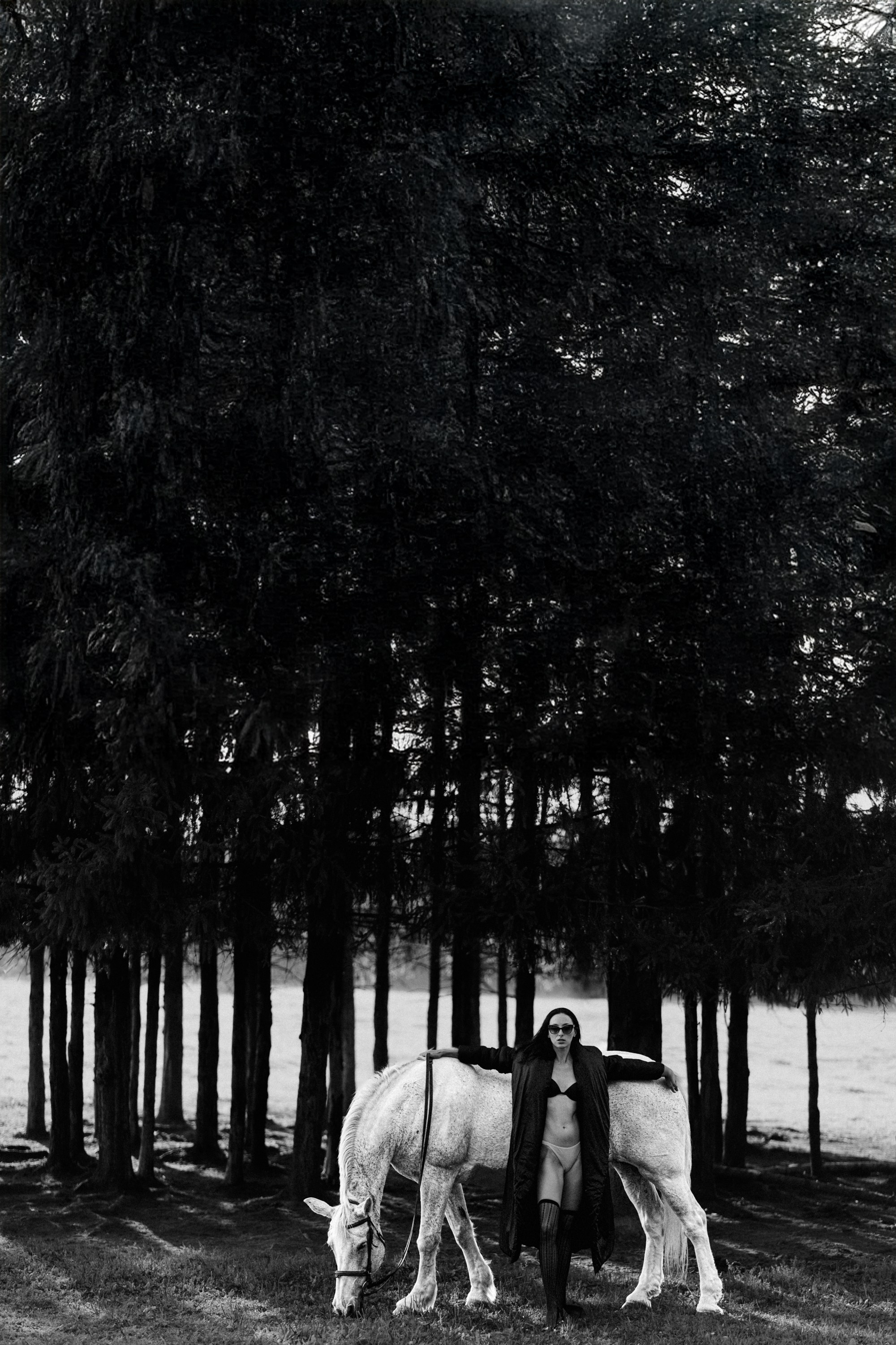 Девушка в чулках в лесу