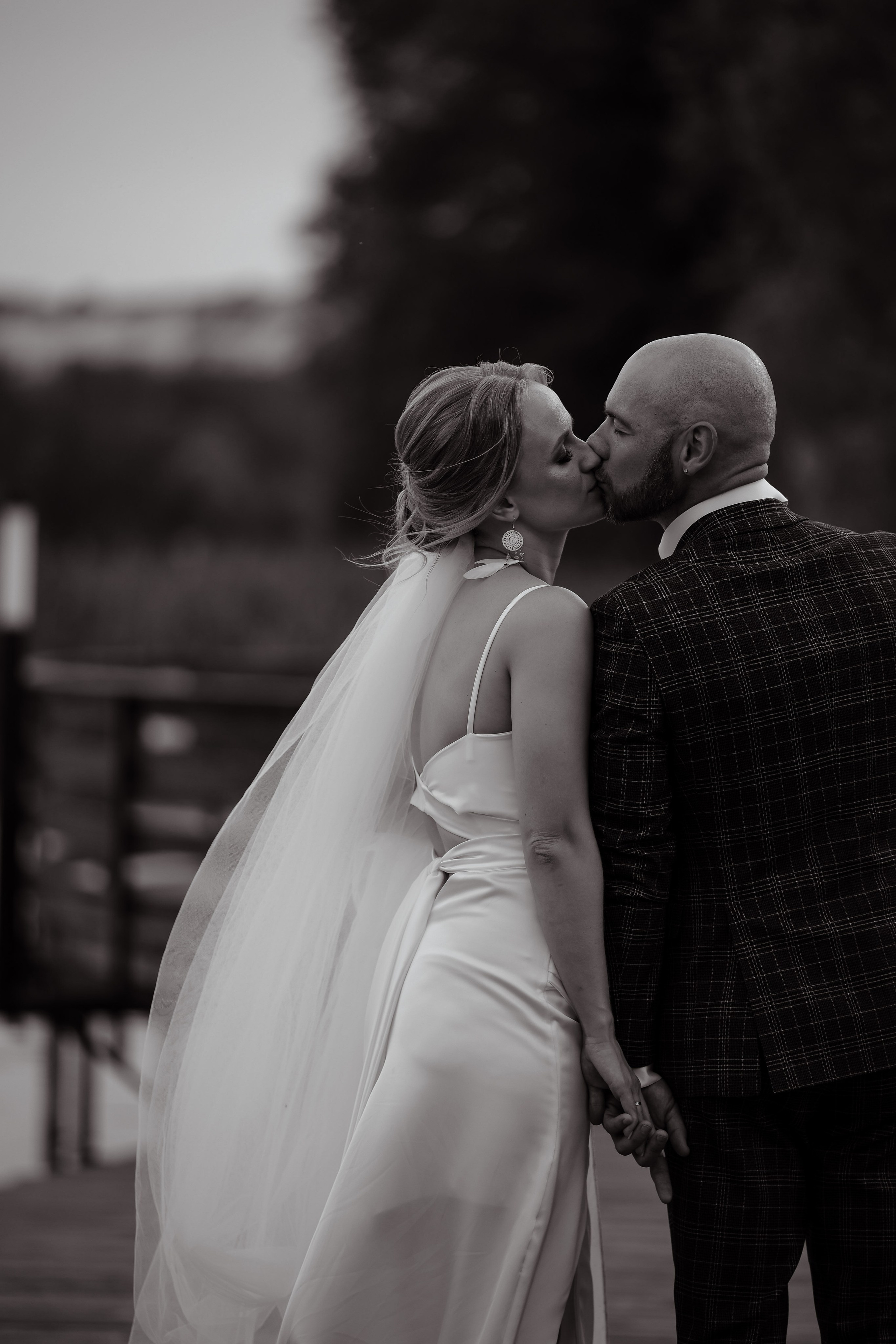 Невеста целует жениха. Фотограф Денис Перминов