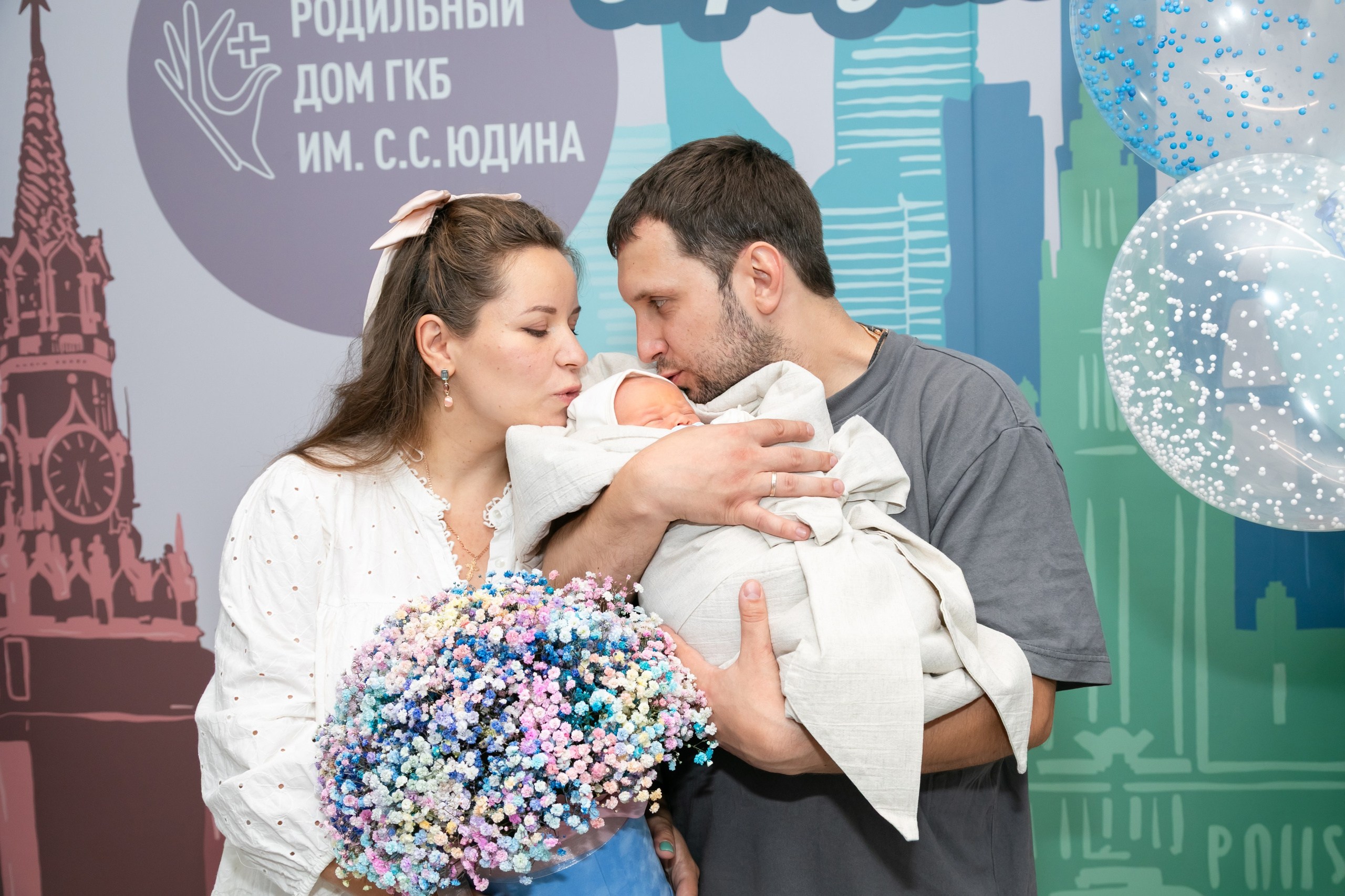 Съемка выписки из роддома 7 ГКБ Юдино Москва. Фотосъемка выписки из роддома в Москве, заказать фотографа на выписку ньюборн съемка в роддоме newborn фотограф в Юдино