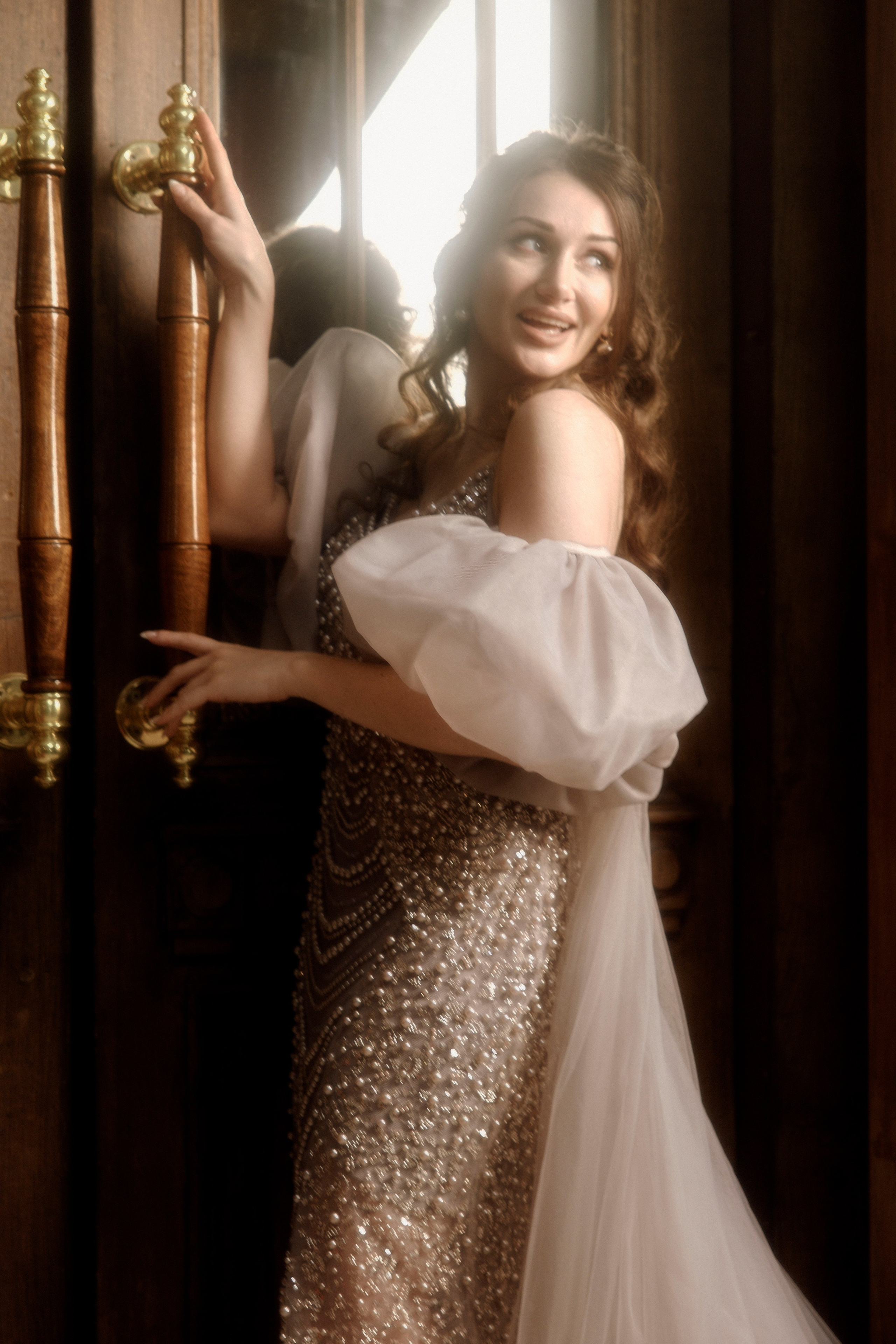 студийная новогодняя съемка  съемка девушки в нарядном праздничном платье в студии интерьер фотограф питер санкт-петербург женский портрет женская портретная съемка 