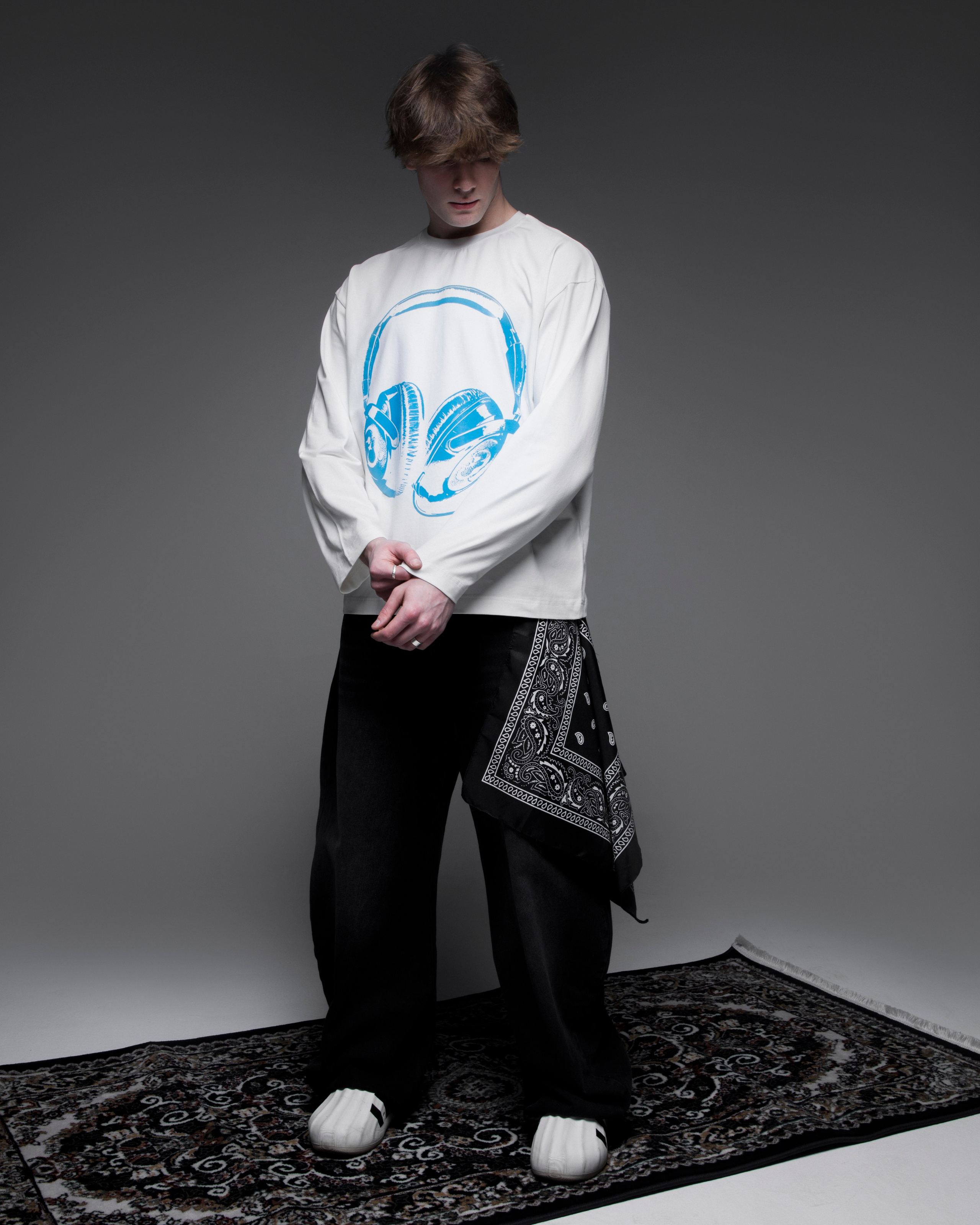 КАТАЛОГ | серый фон. RUNA production — стильные съемки для брендов