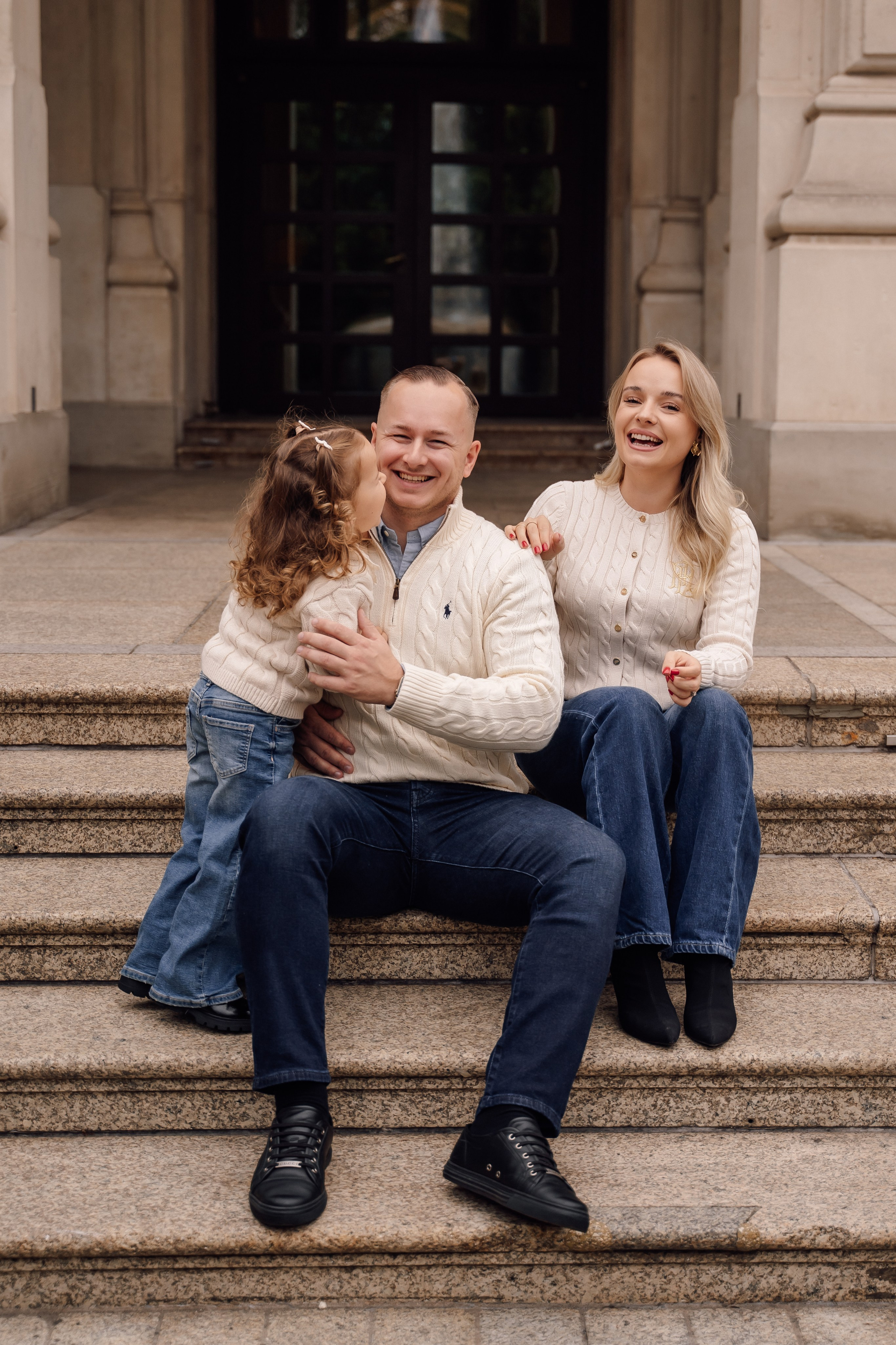 Family at Alte Oper. Анастасия Вайнер — свадебный и портретный фотограф в Германии и по всей Европе