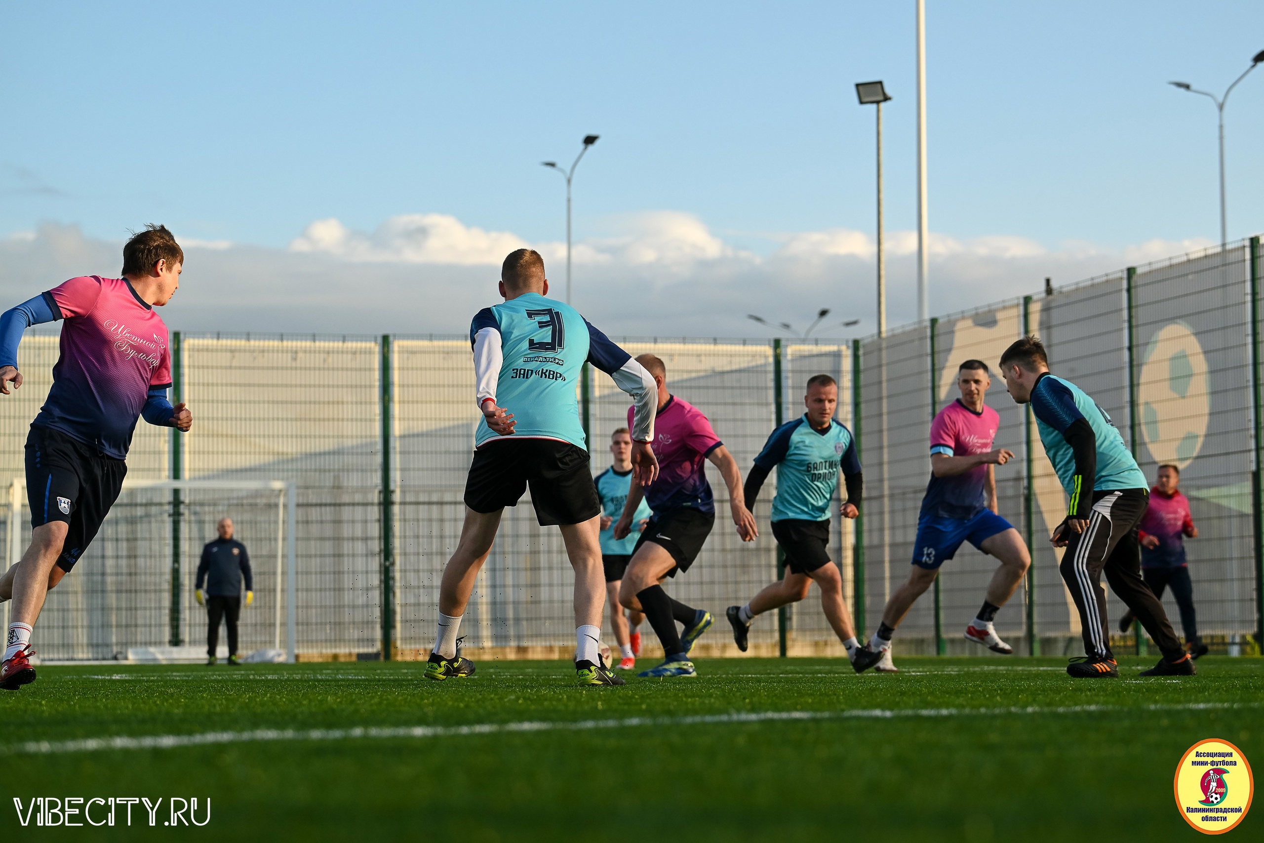ИГРЫ МИНИ-ФУТБОЛЬНОЙ И КОРПОРАТИВНОЙ ЛИГИ. VIBECITY.RU Вайб Сити Ру Фоторепортажи Фотоотчеты Калининград