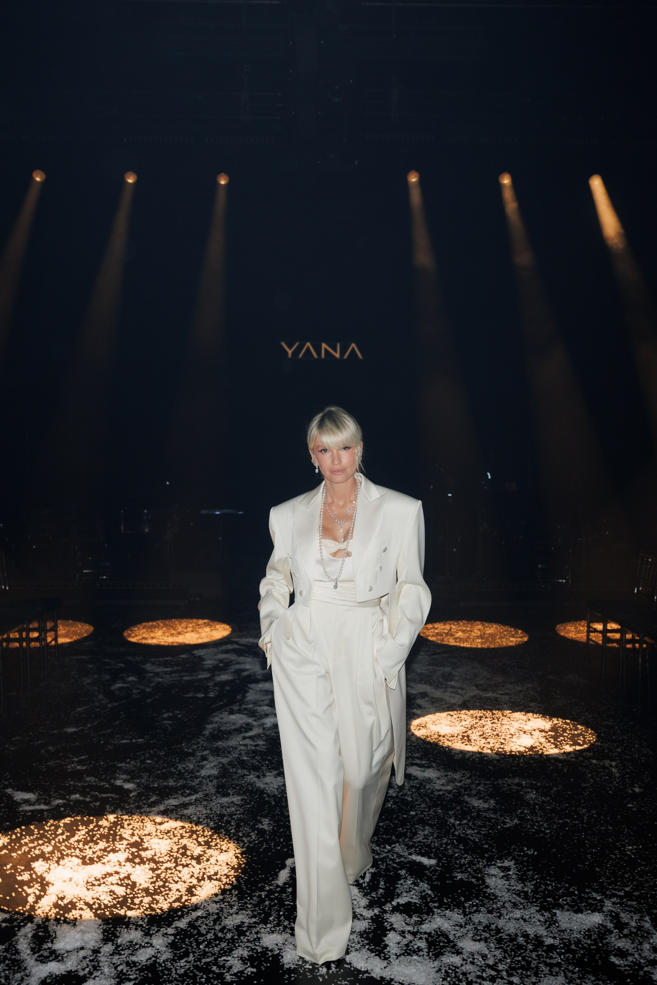 «Снежный Бал» Яны Раскаваловой. «Птичка на проводе»: информационный портал в Москве