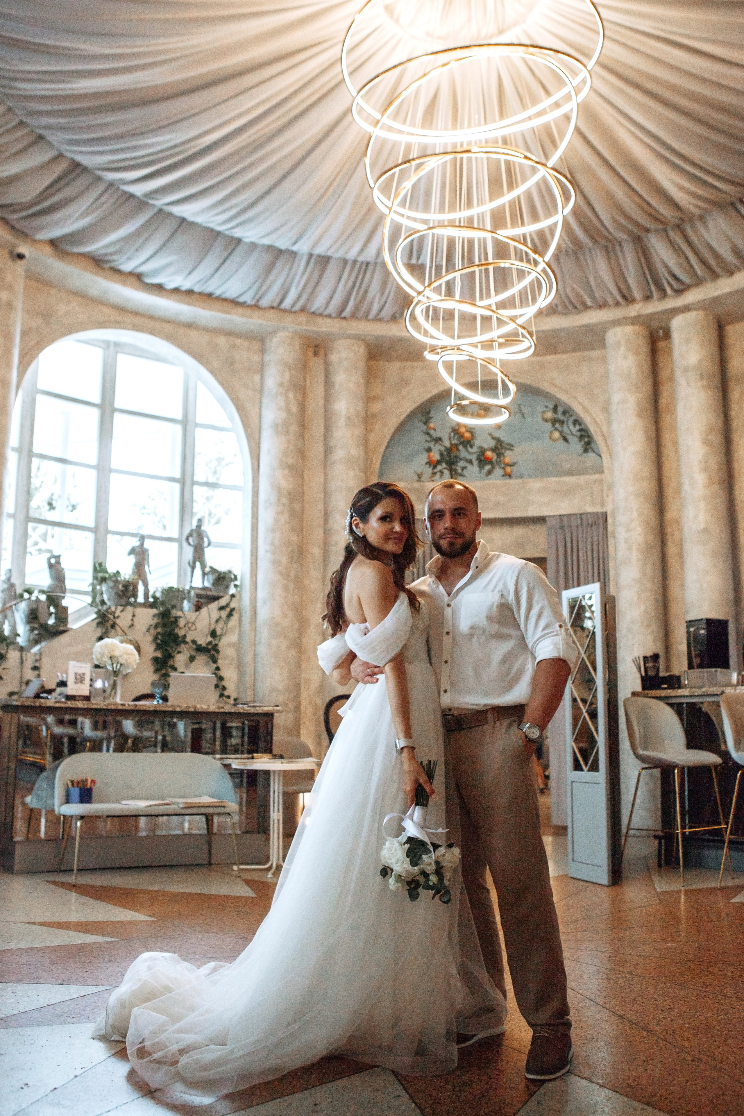 Молодожены в павильоне космонавтики и авиации №34 на вднх и в ресторане московское небо. Фотограф Ольга Ефремова