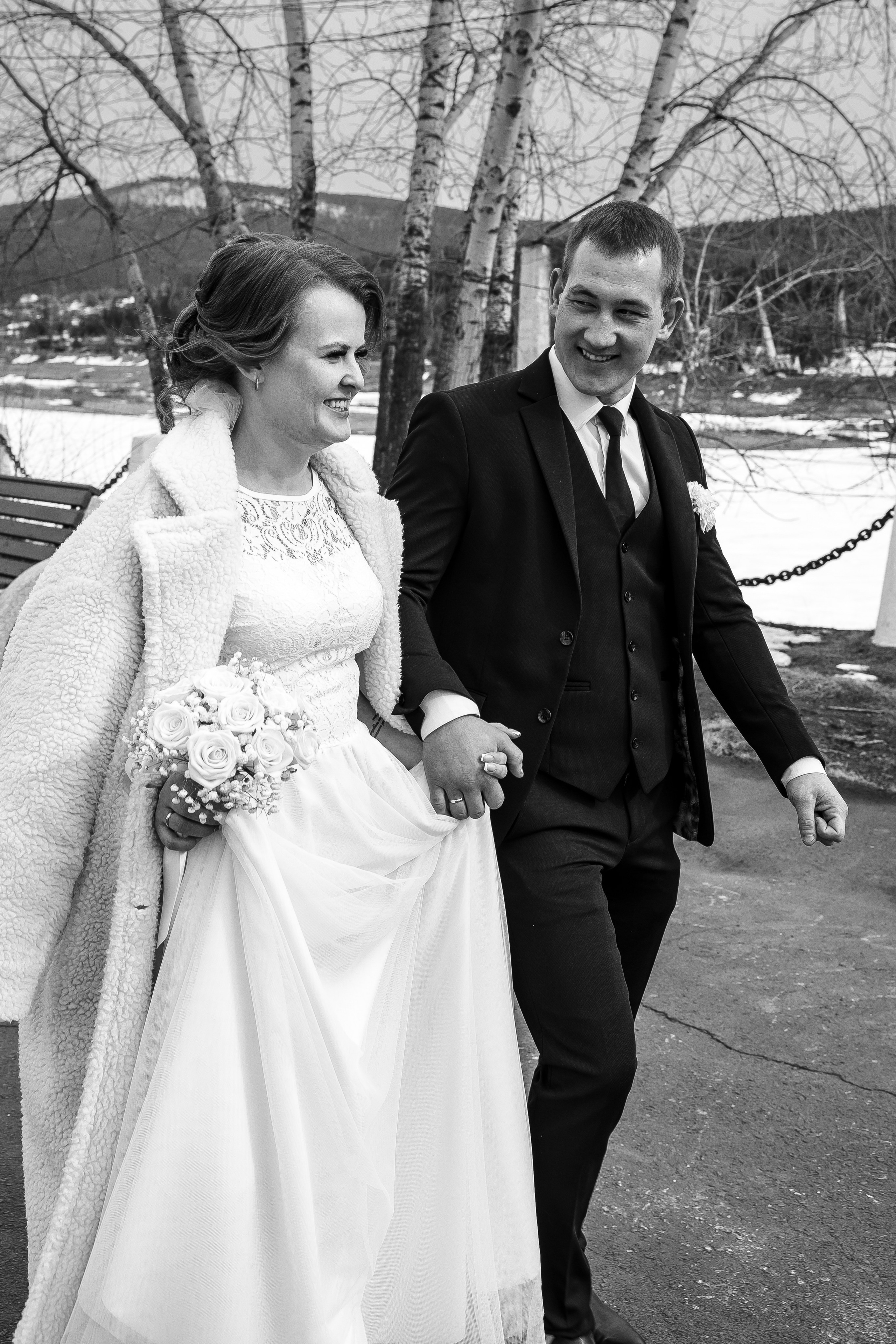 Свадебная прогулка по весеннему  парку.