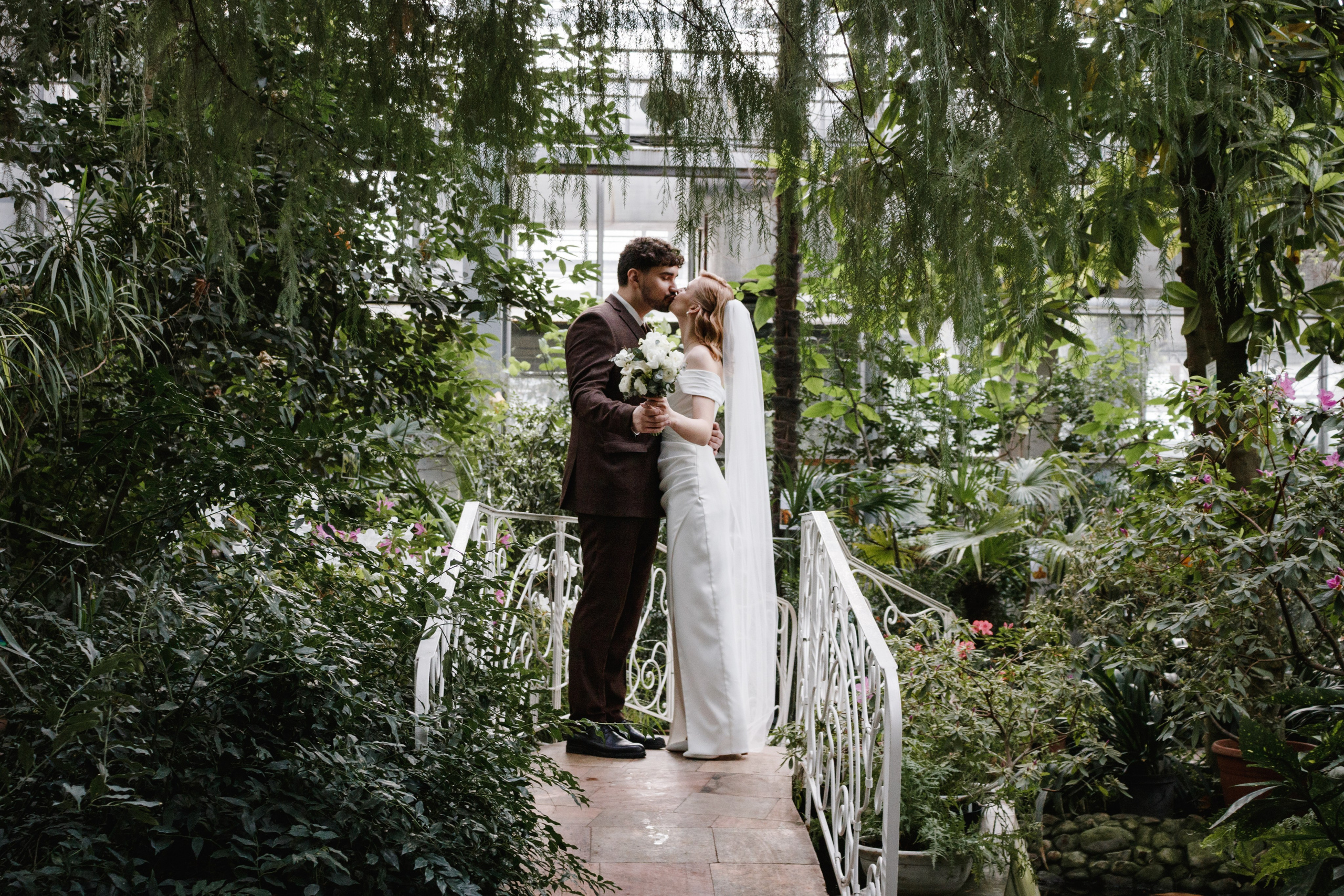 Свадебная фотосессия жениха и невесты в Ботаническом саду города Томск